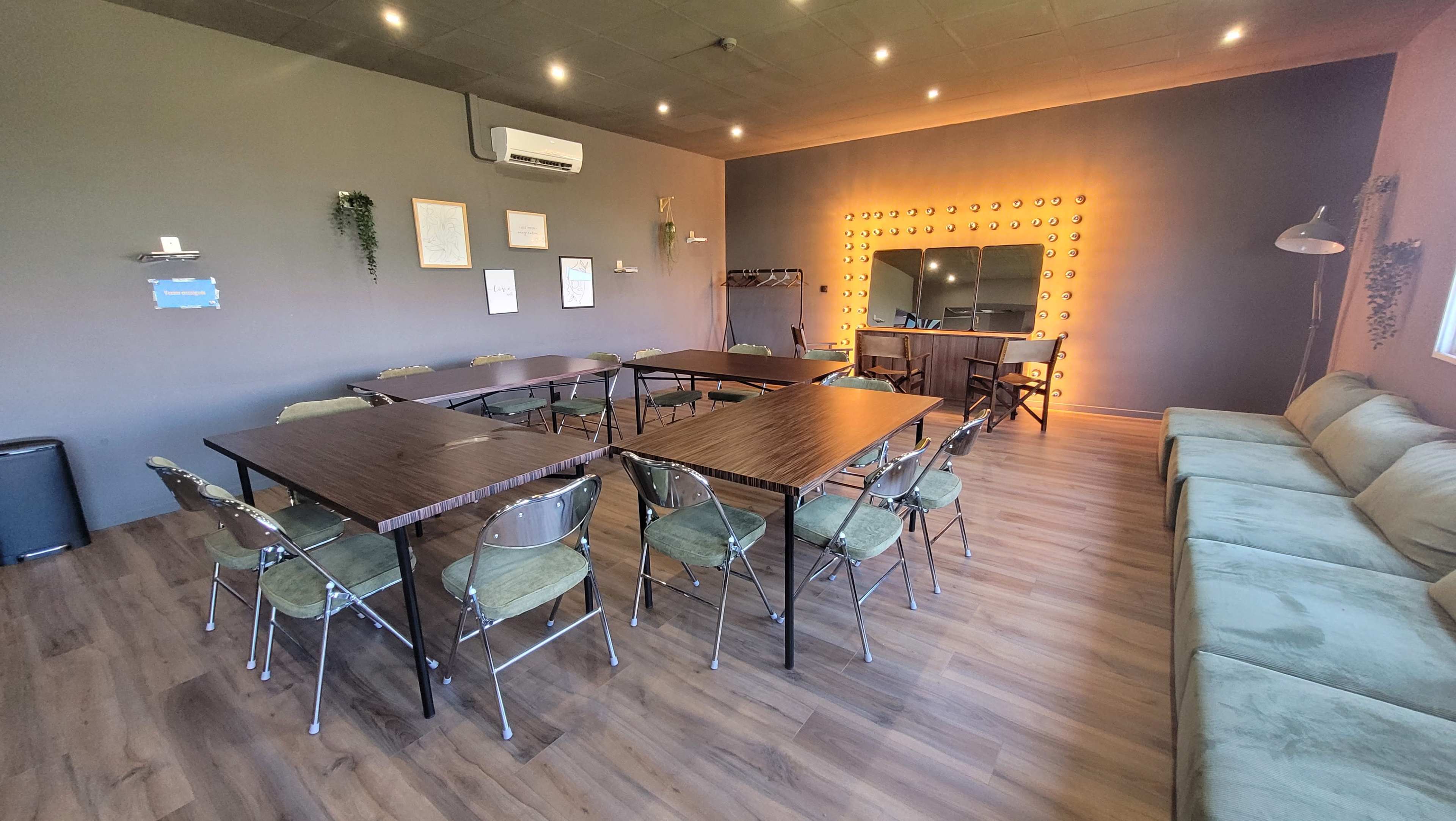 Salle de réunion Image in G, Les pennes mirabeay