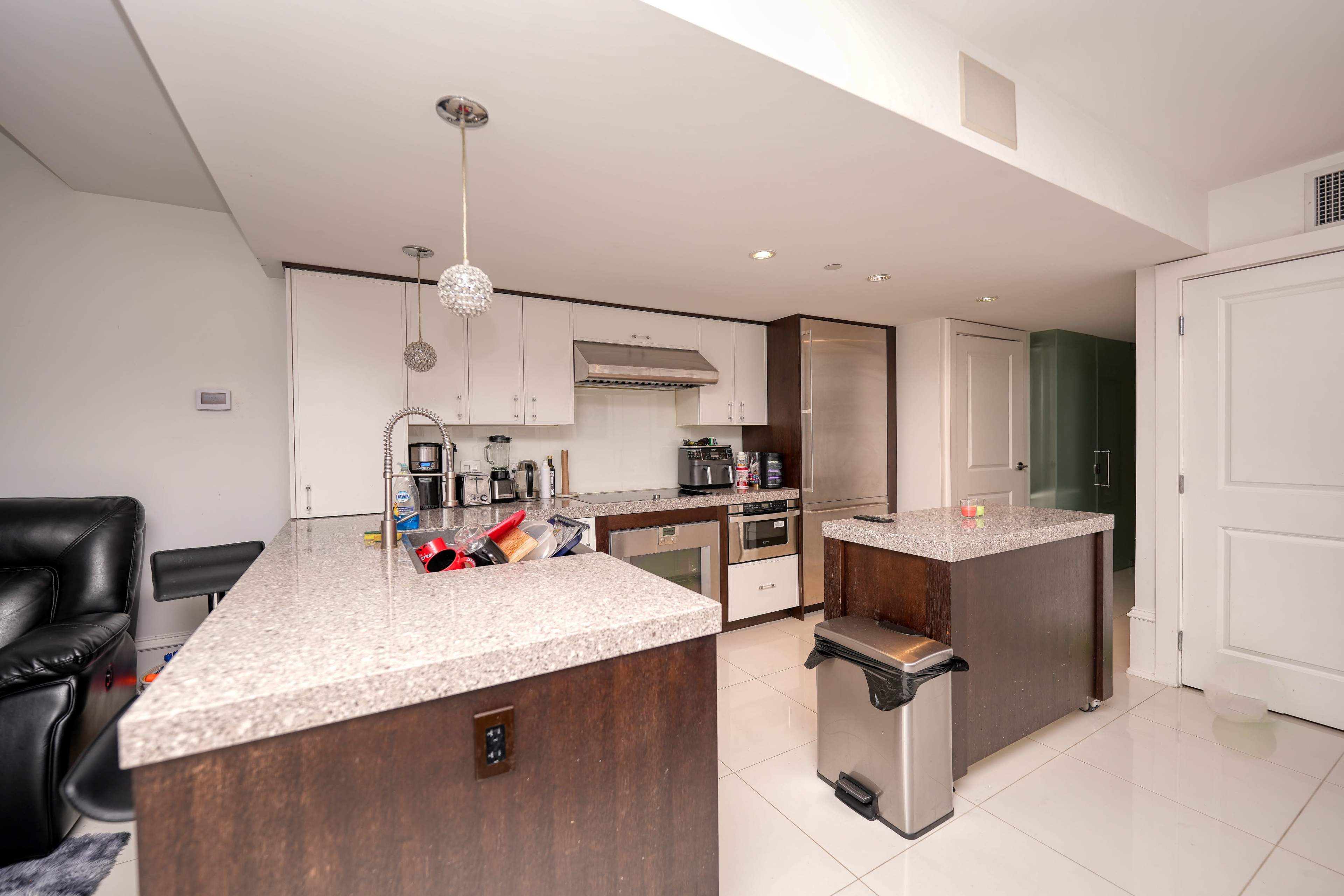 Elegant two level retreat with hot tub  views Image in Central Vancouver, vancouver, BC