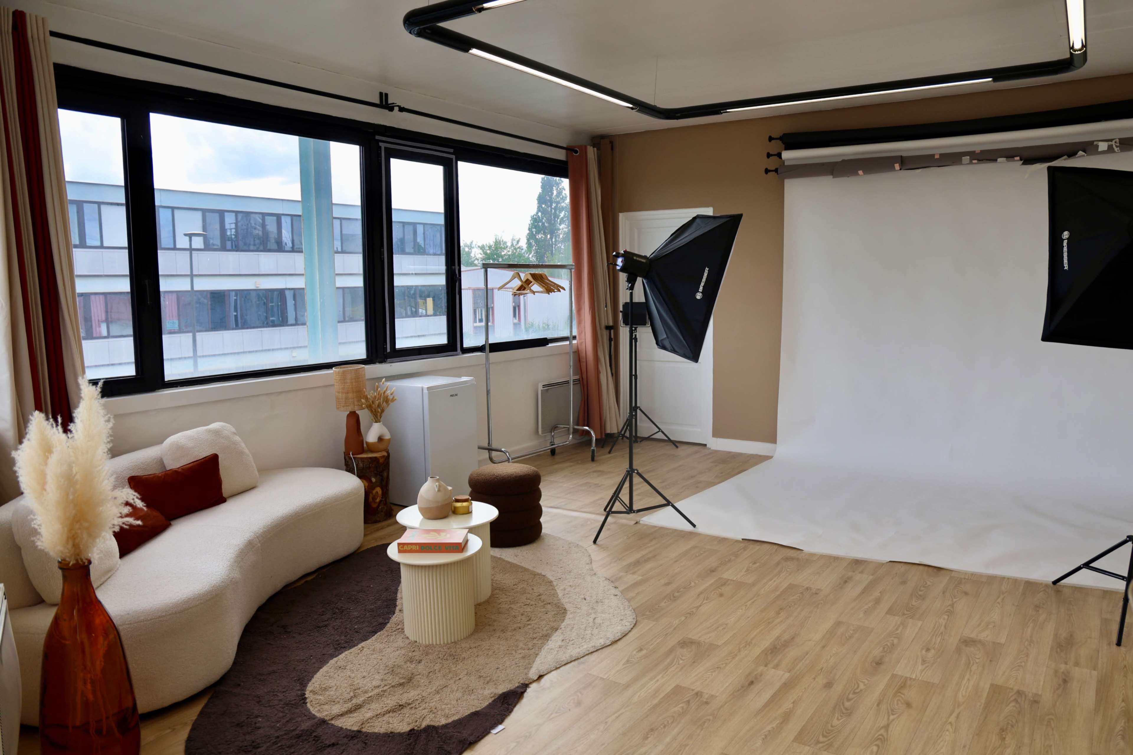 Yavatarz Studio – 26 m² esthétique lumineux, fonds photo, cabine beauté & essayage Image in , Carrières sur Seine, 