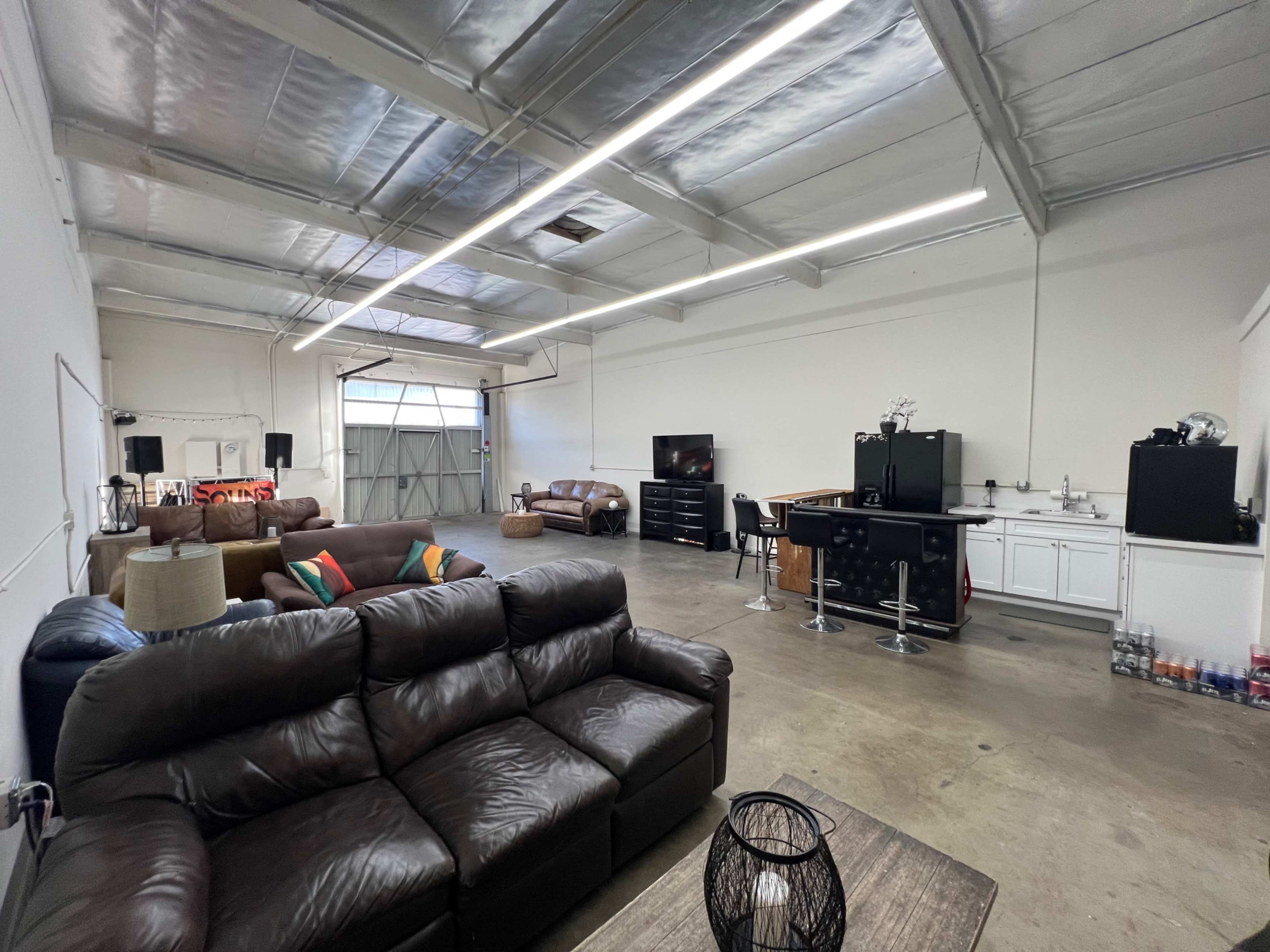 Modern Lounge / Nightclub / Sports Bar – Film & TV Friendly | Costa Mesa Image in Westside Costa Mesa, Costa Mesa, CA