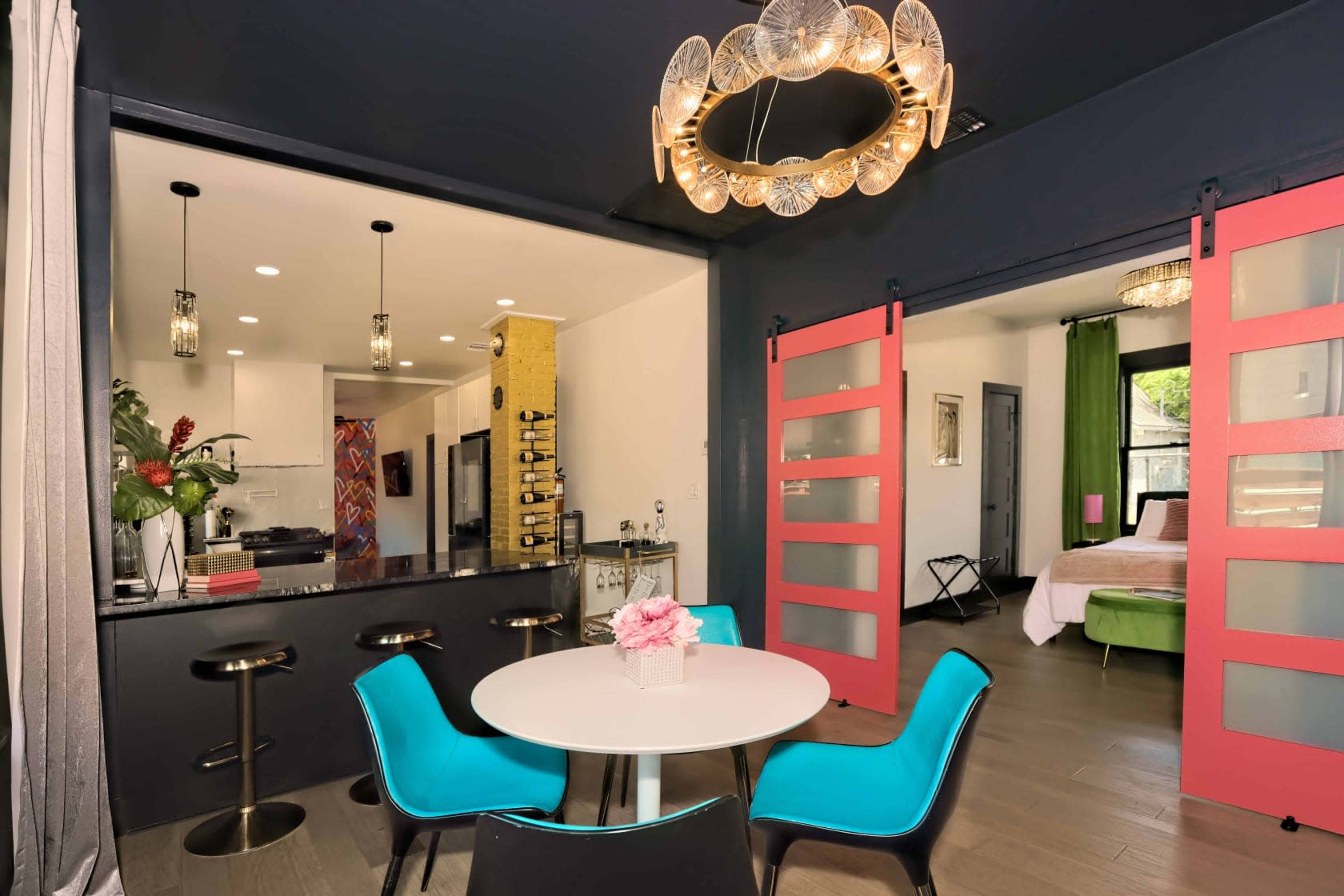 Barbie Bungalow walk to Pearl & mins to Downtown/Golf Image in Government Hill, San Antonio, TX