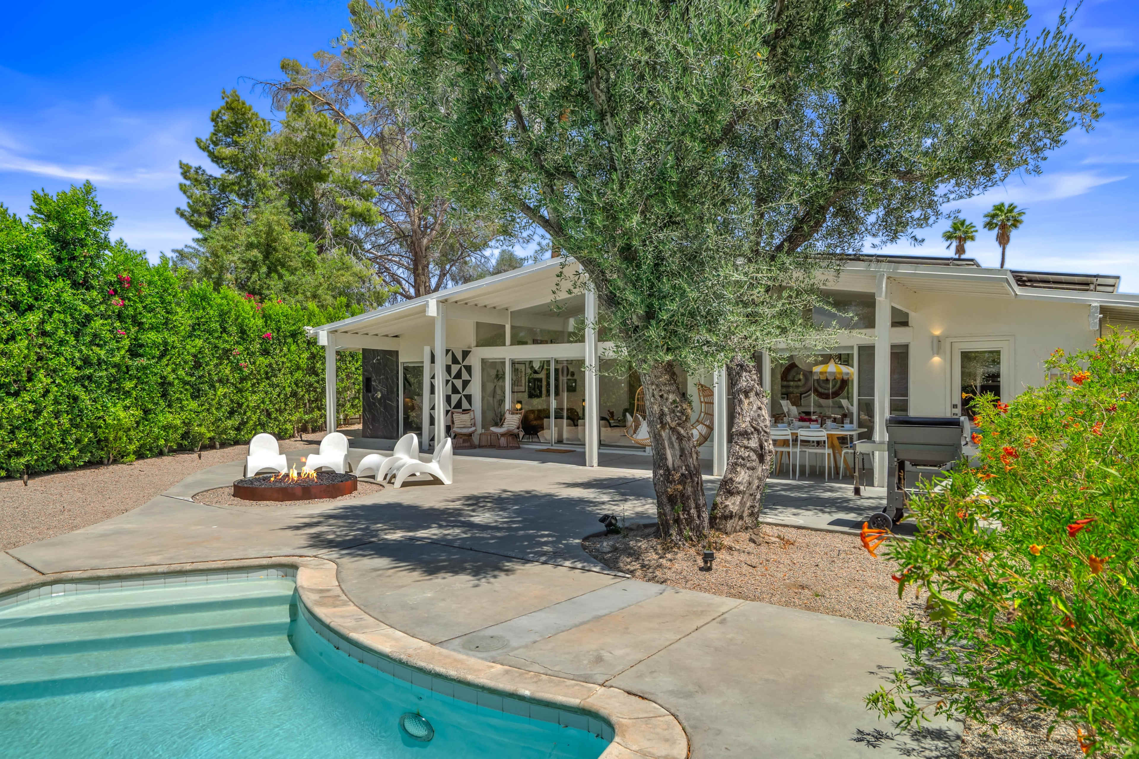 Mid-Century Modern Palm Springs House with Mountain View’s and a pool Image in Palm Springs, Palm Springs, CA