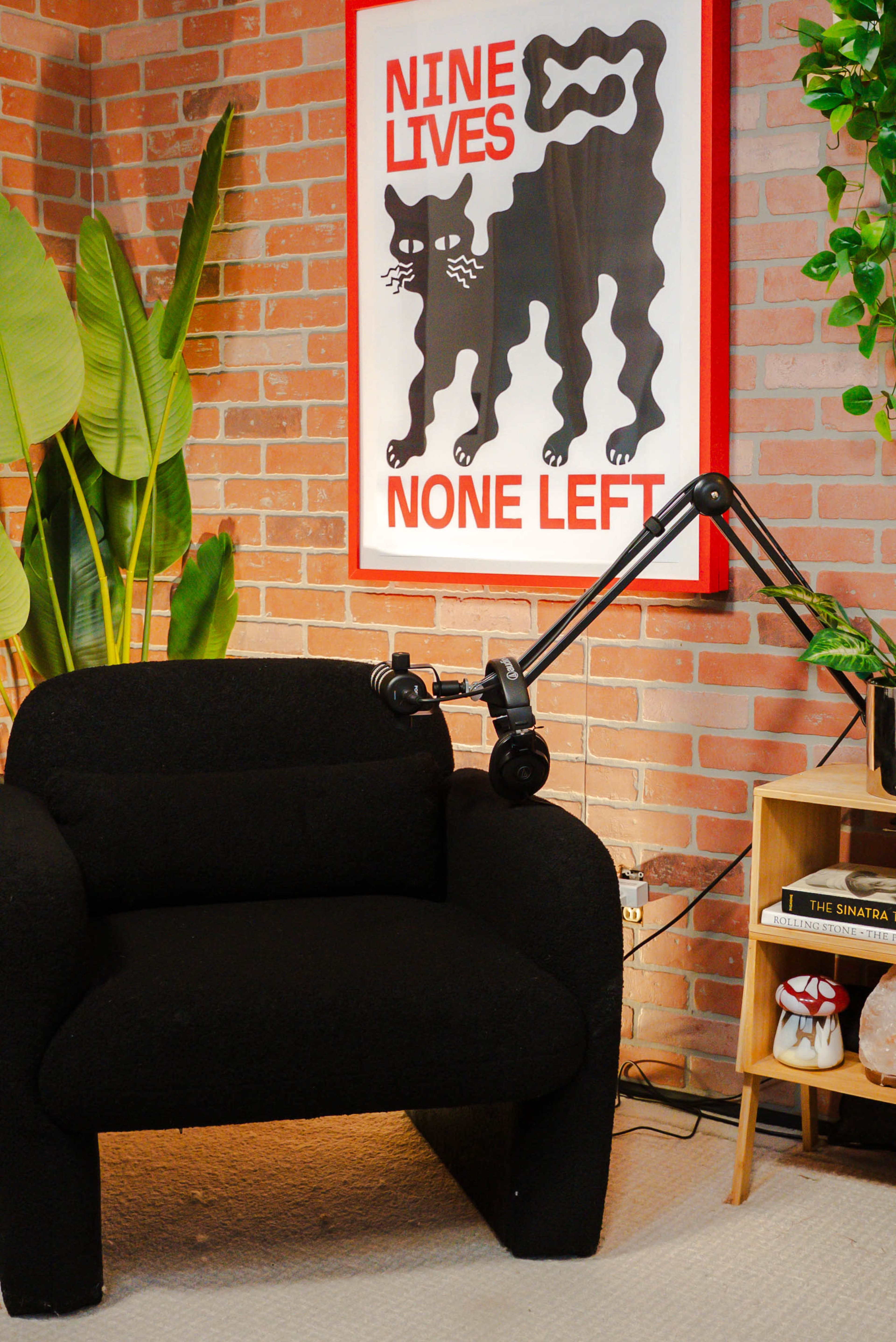 PRE-LIT - Vibrant PODCAST Recording Studio / BURBANK - ALL AUDIO EQUIPMENT INCLUDED!!! - Video Services Available! Image in Burbank, Burbank, CA