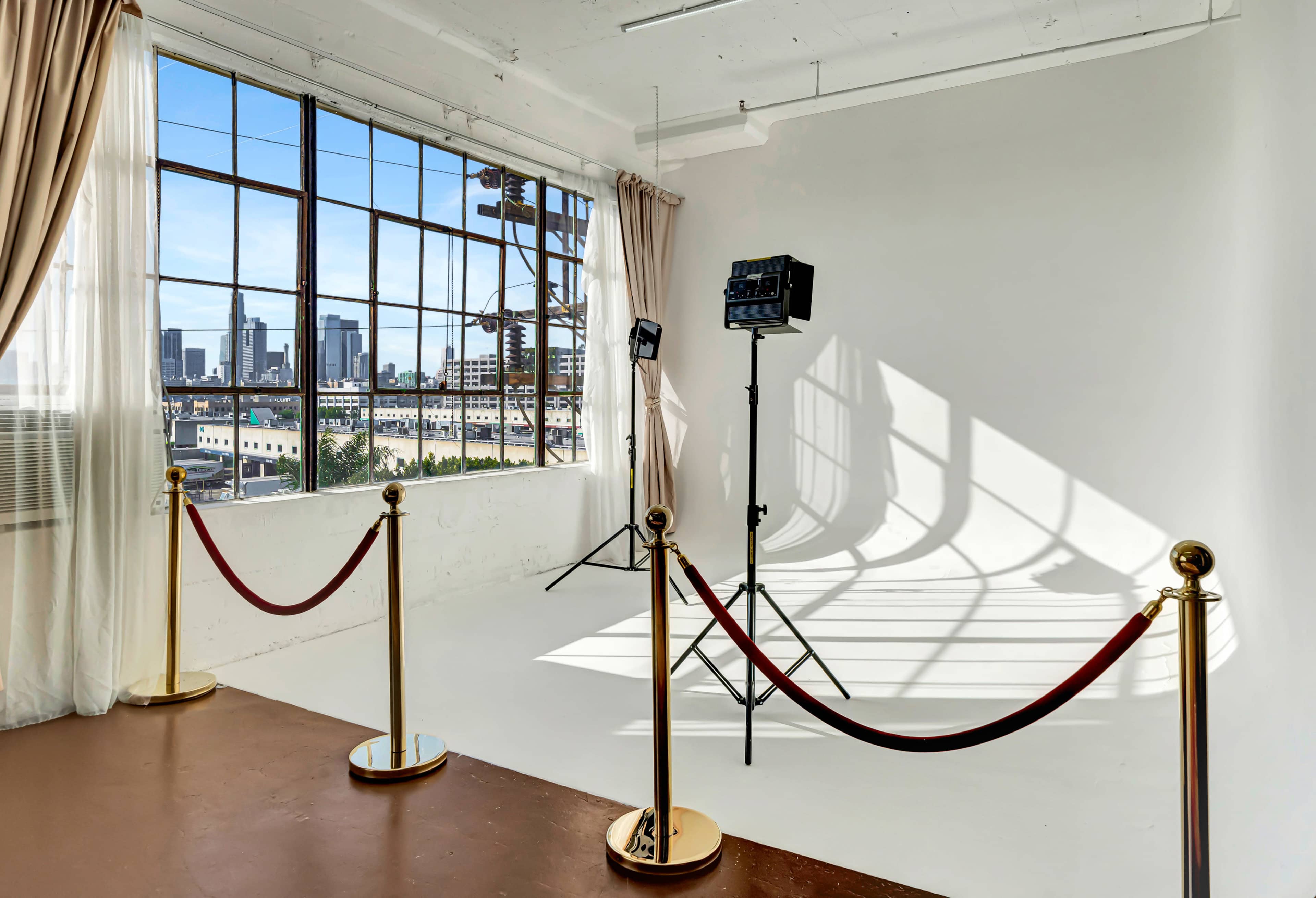406: Bright Natural Light Cyc Wall Studio w/ Skyline View & FREE LIGHTING/EQUIPMENT! (AC & Heater Available!) Image in Central LA, Los Angeles, CA