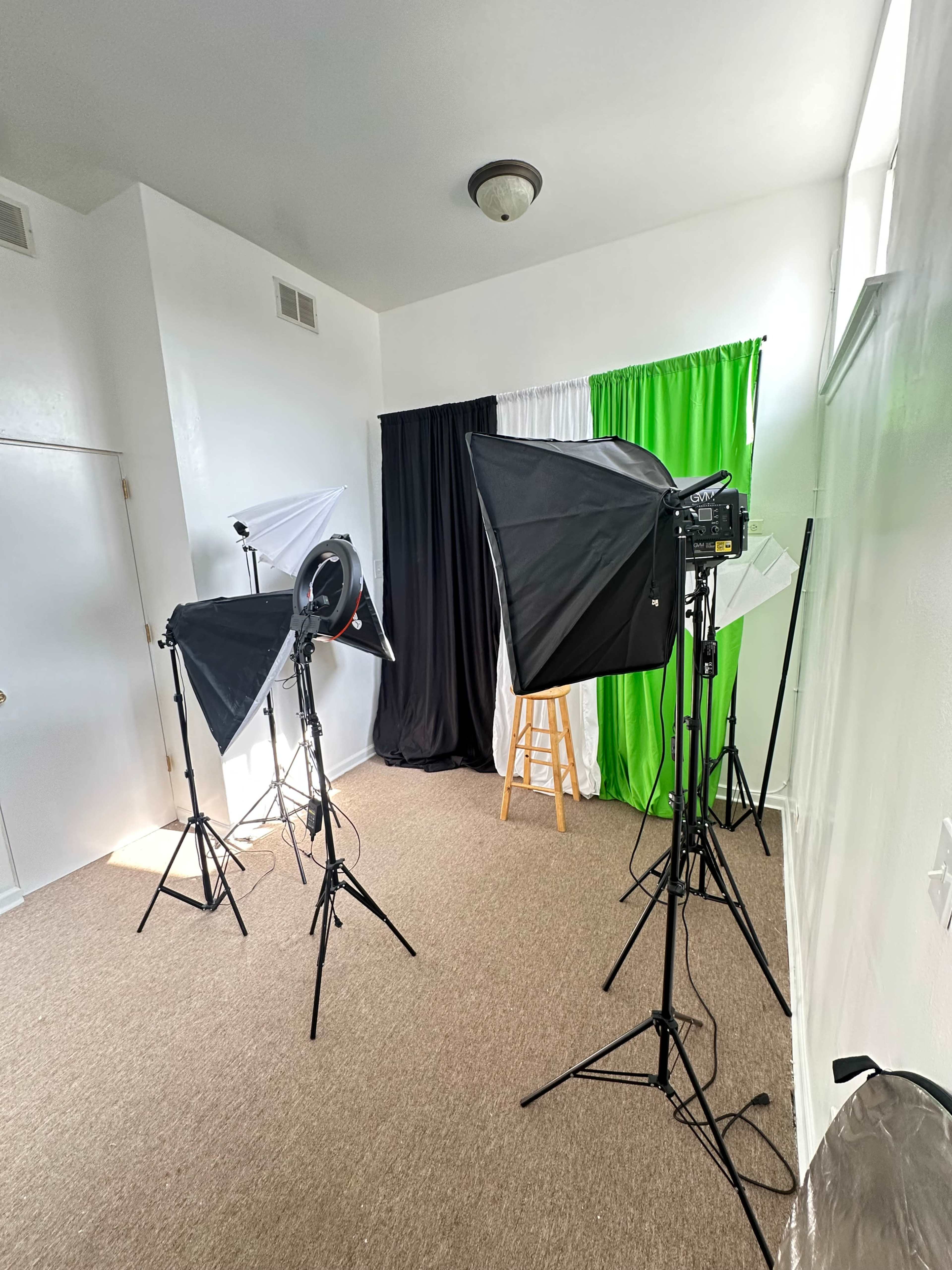 Modern South Side Chicago Photo Studio with Natural Light Image in Avalon Park, Chicago, IL