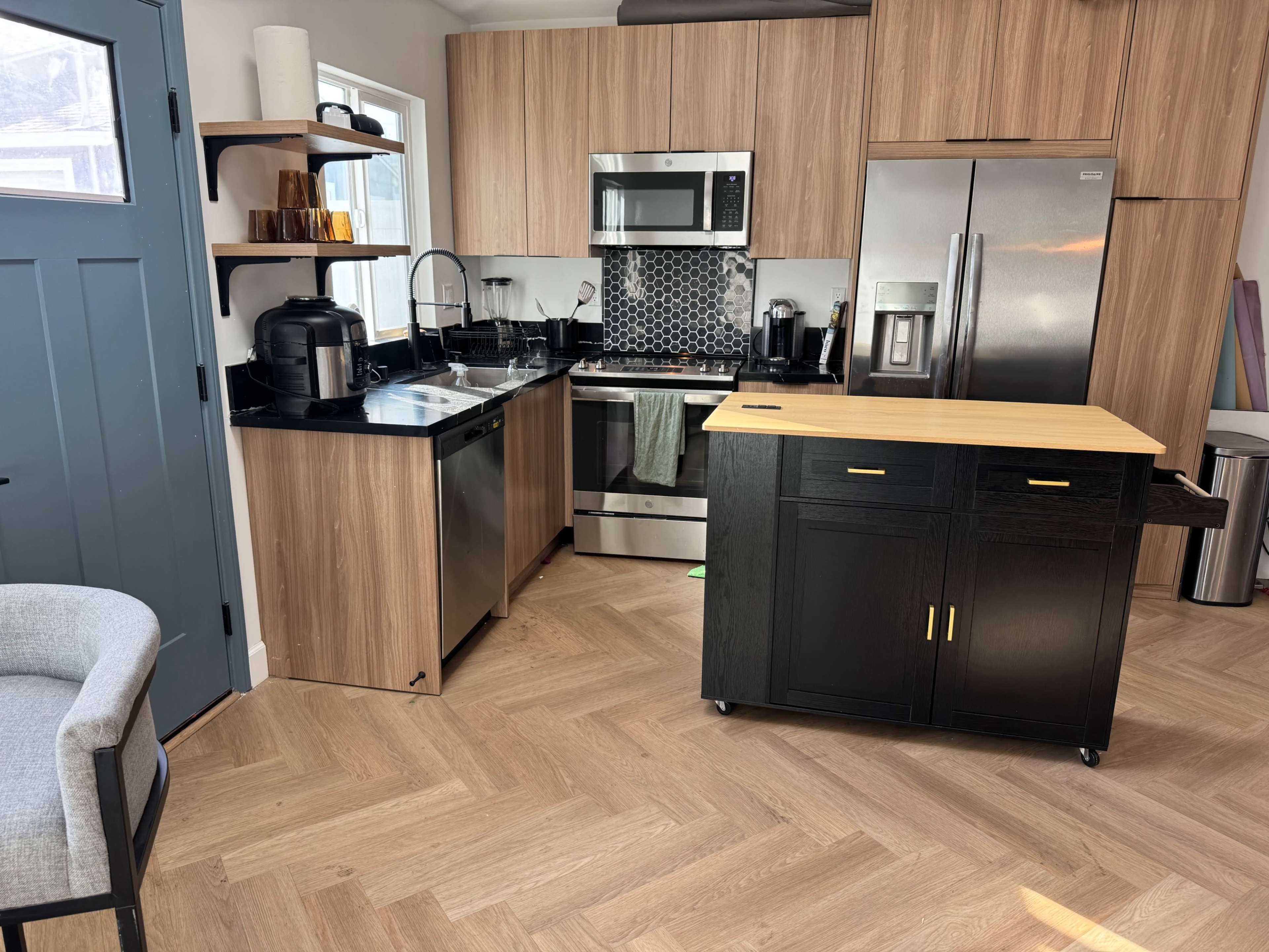 A little house that feels like an apartment full one bedroom house Image in Van Nuys, Los Angeles, CA