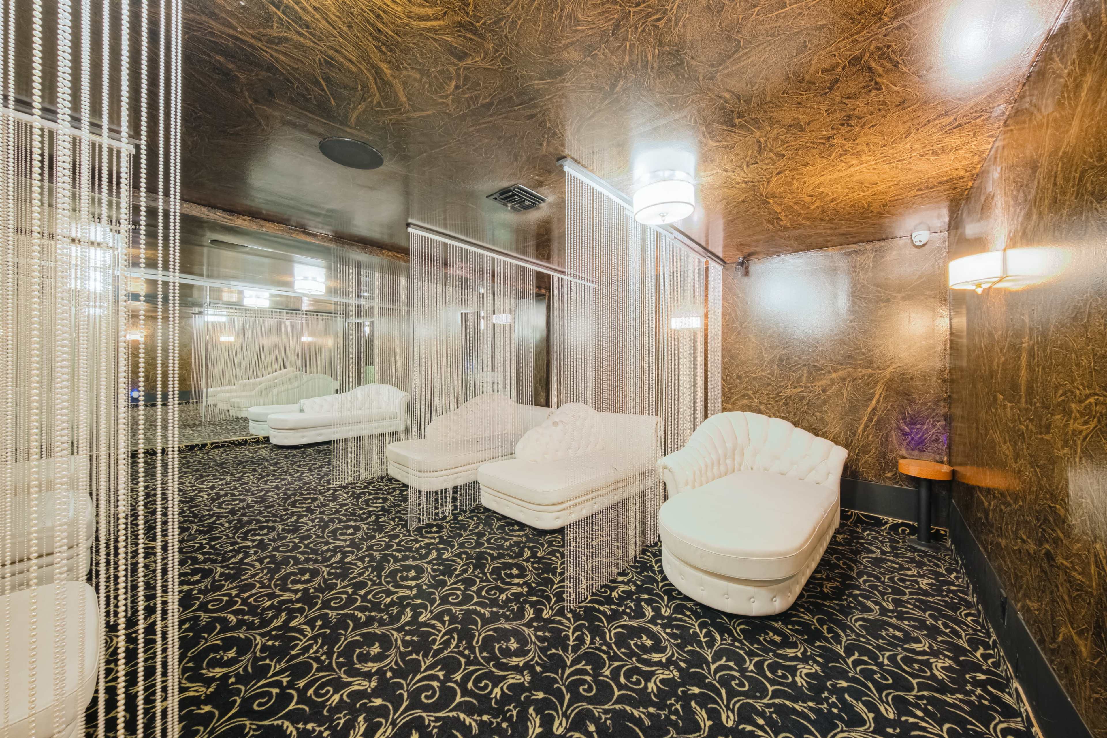 LUXURIOUS HIDEAWAY AT THE GOLDEN ROOM Image in Van Nuys, Van Nuys, CA