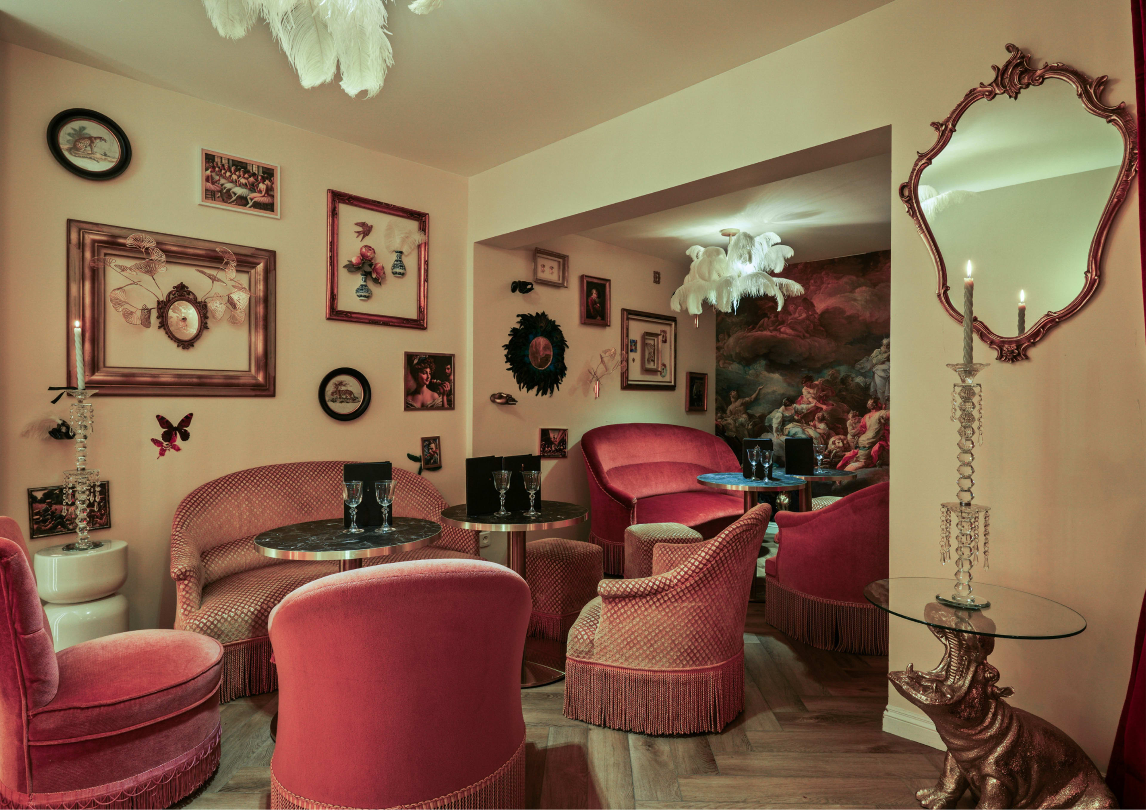 Restaurant baroque, cabinet de curiosité, bar boudoir Image in Sainte-Avoye, Paris, 