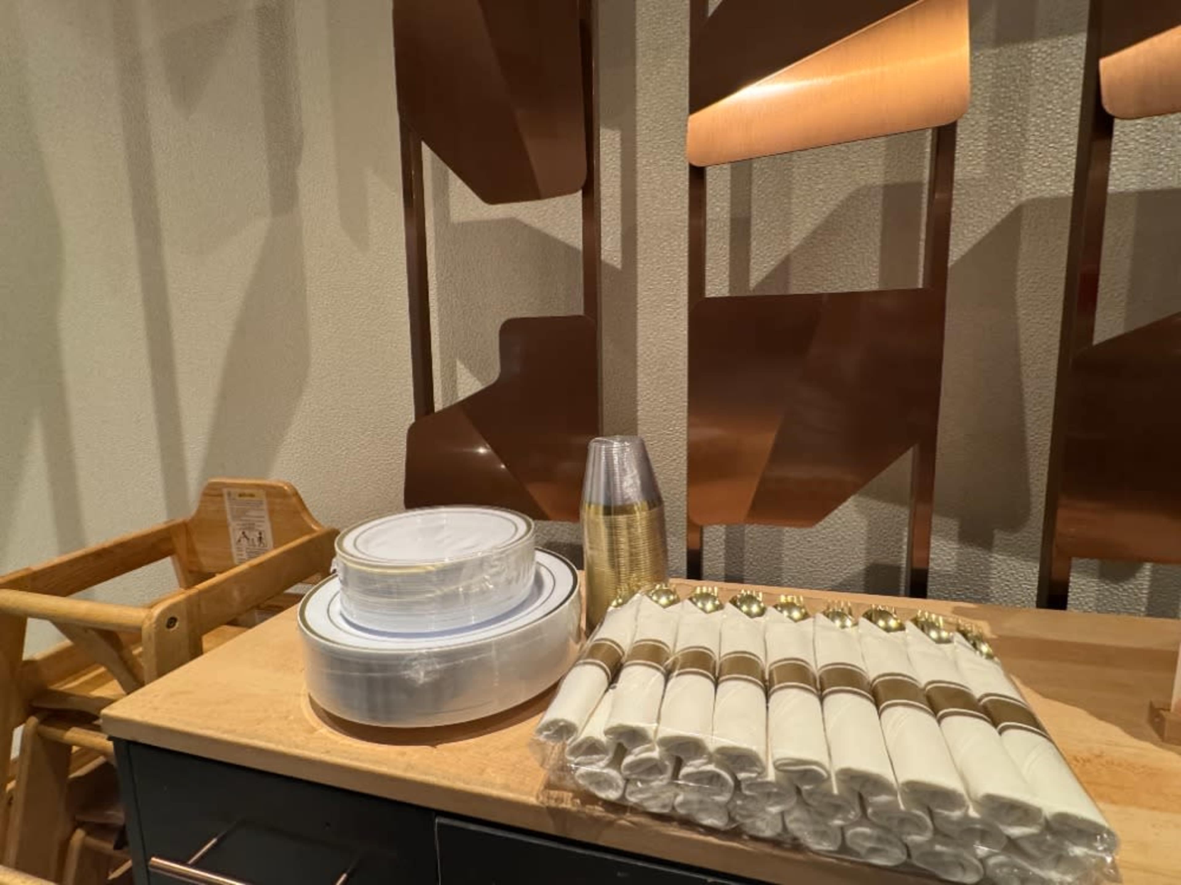 Gold dinnerware set for up to 50 guests