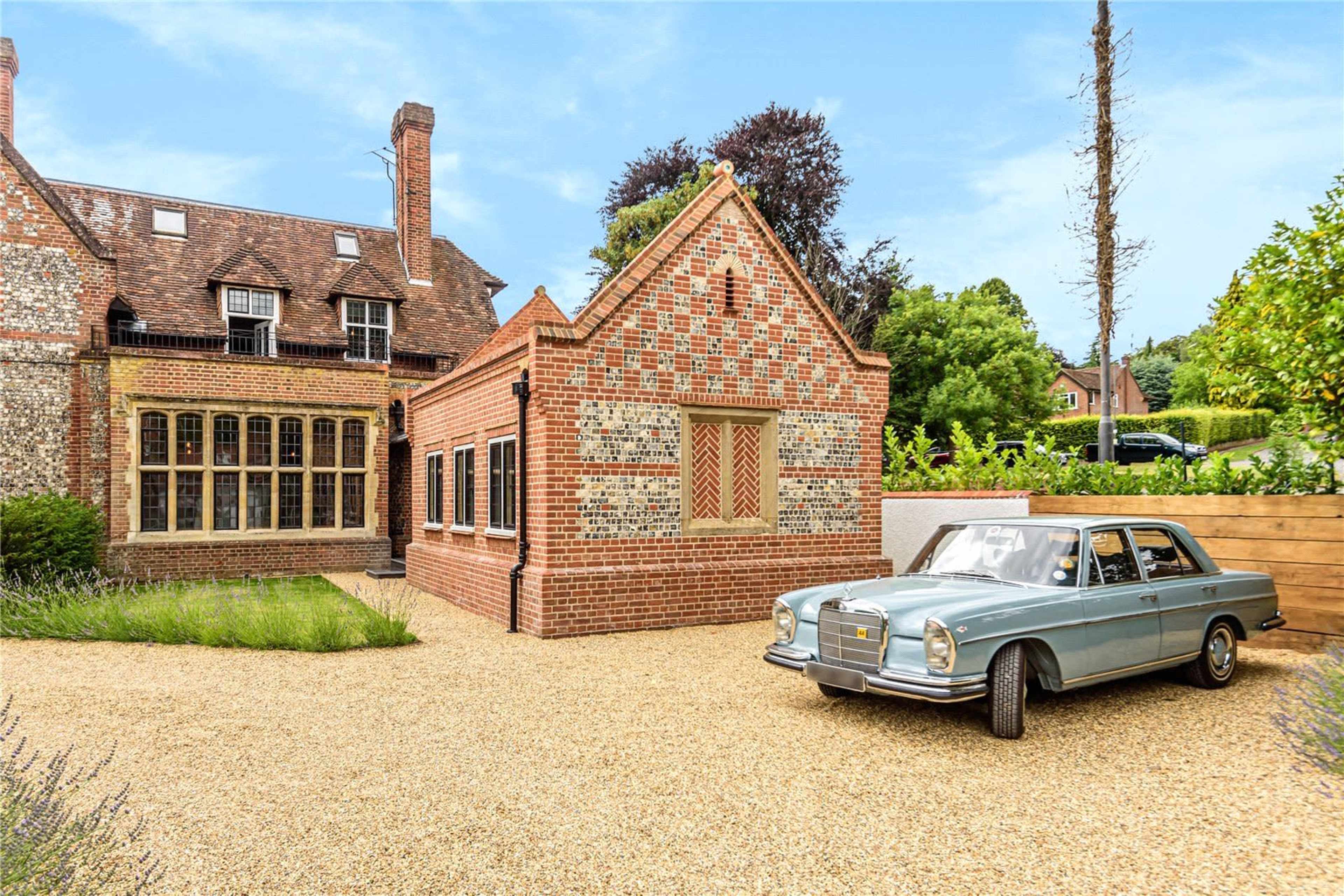 Historic townhouse. Stunning & spacious drawing room. Period features & Beautiful vaulted modern kitchen. Image in Marlow, Marlow, ENG