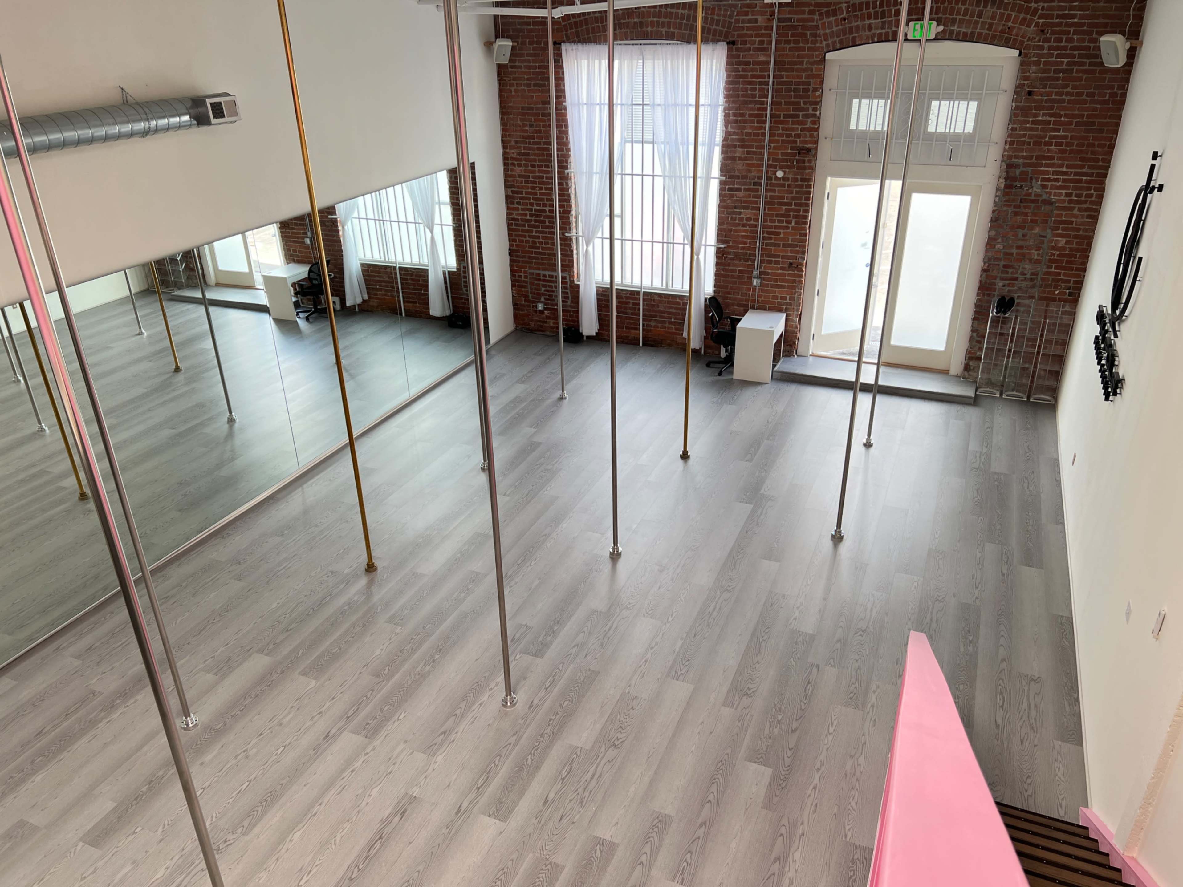 Spacious Urban Dance Studio with 18-Foot Poles & Mirrored Ceiling Image in East Peralta, Oakland, CA