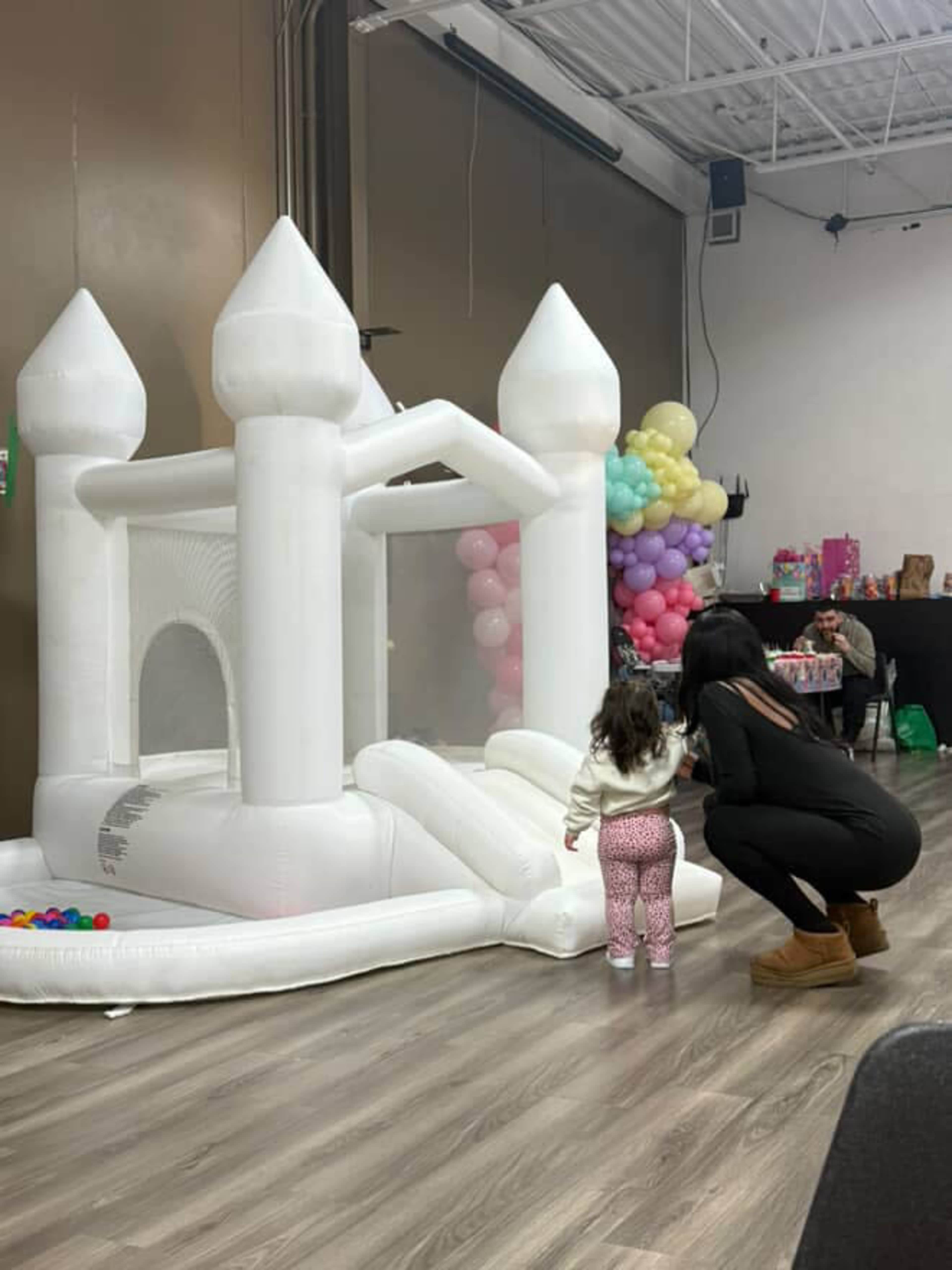 Large mixed used open concept studio with high ceilings. Image in Markham, Markham, ON