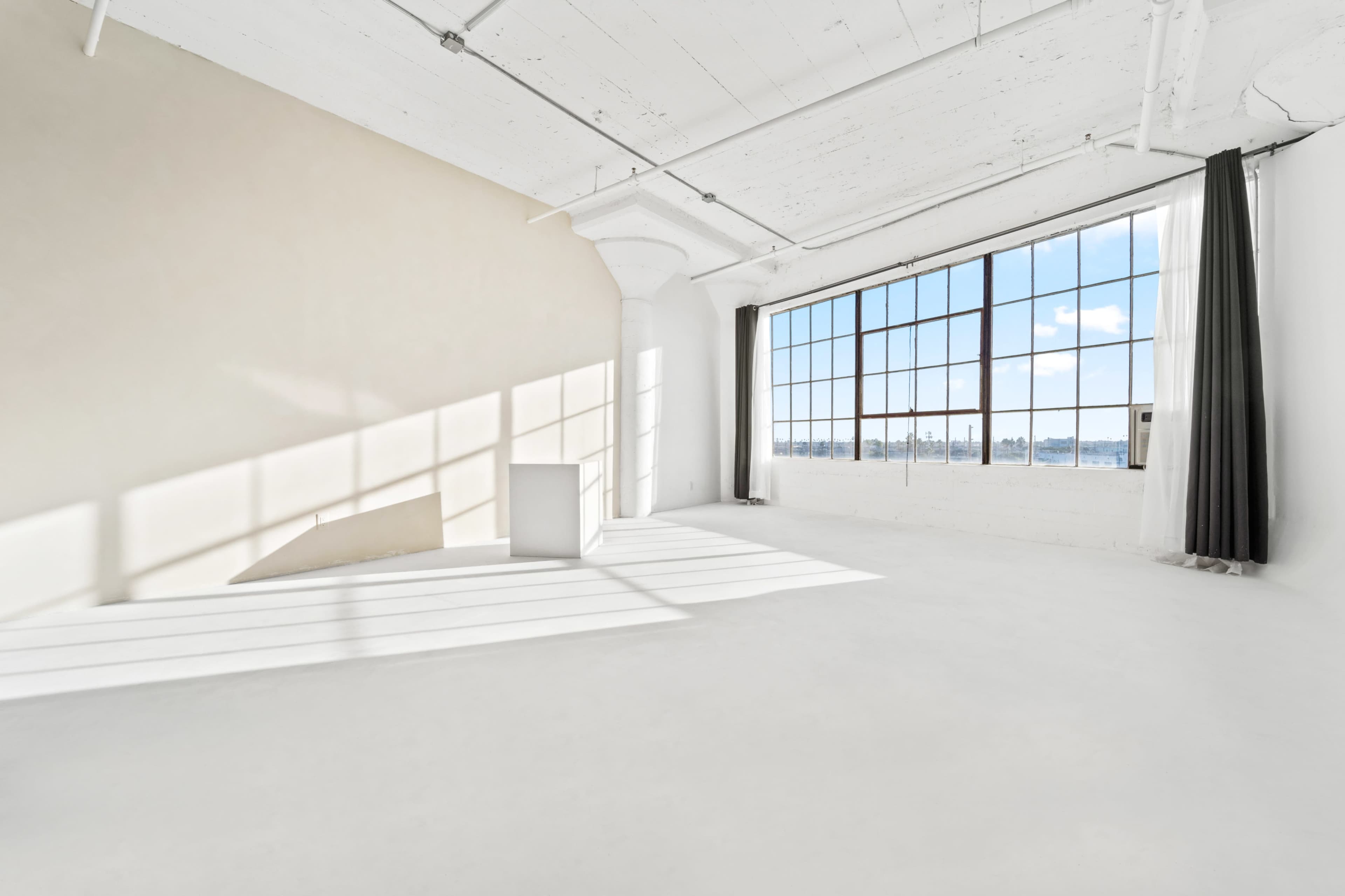 Bright Natural Light Cyc Wall Studio w/ Free Lights and AC Image in Central LA, Los Angeles, CA