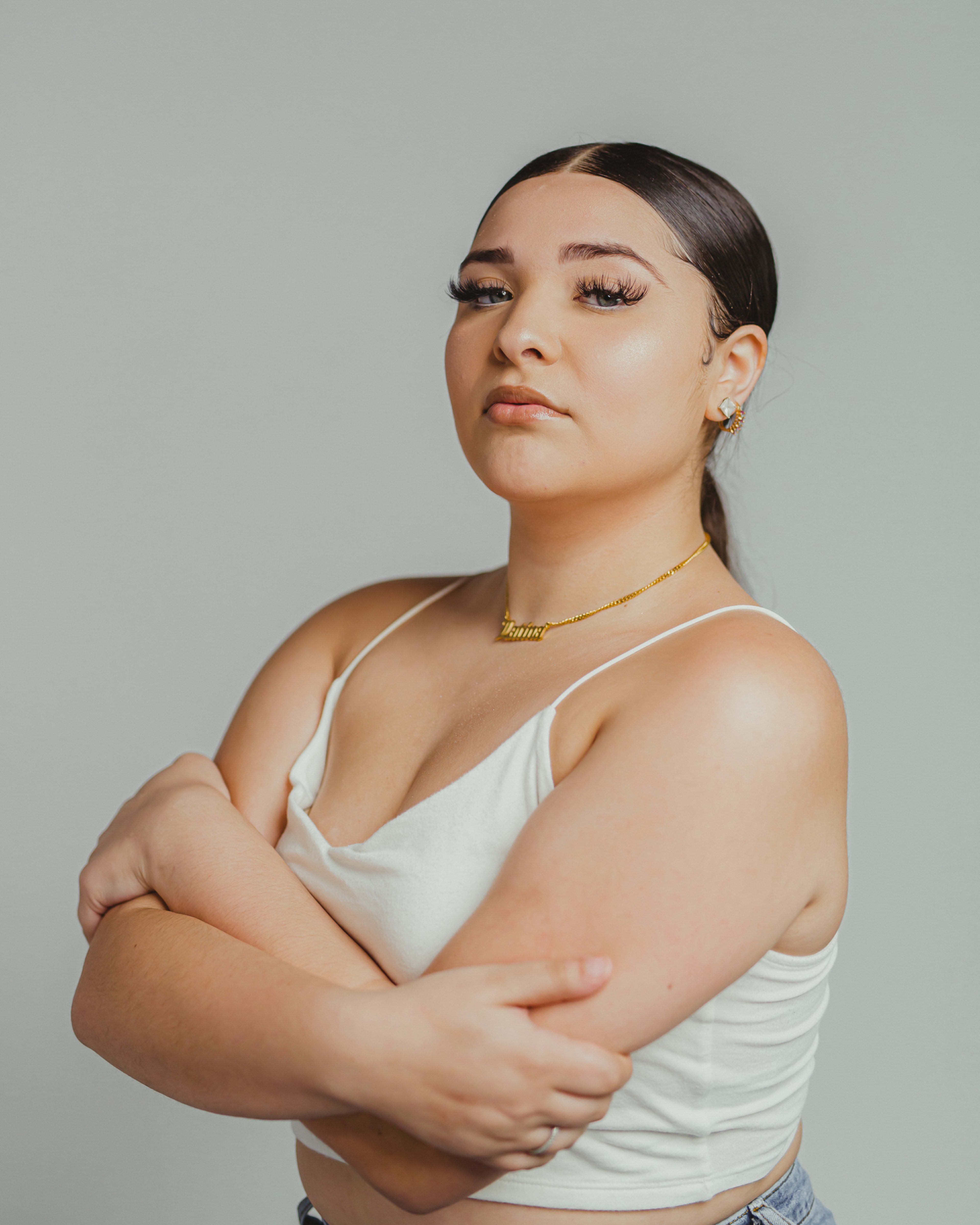 Un portrait d'une femme minimaliste avec ses bras croisés.