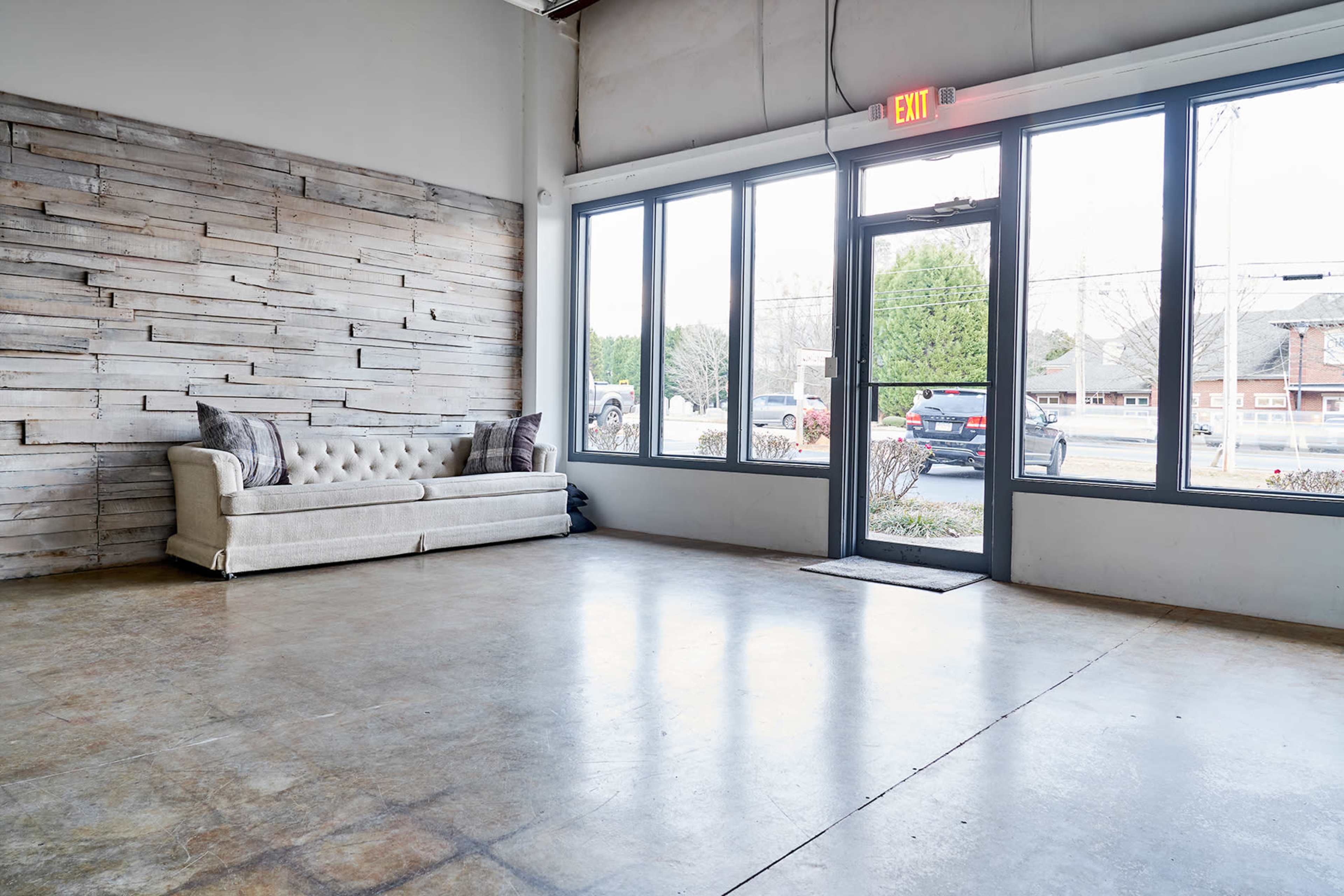 Photo studio with beautiful natural light and visible free parking Image in Tyrone, Tyrone, GA