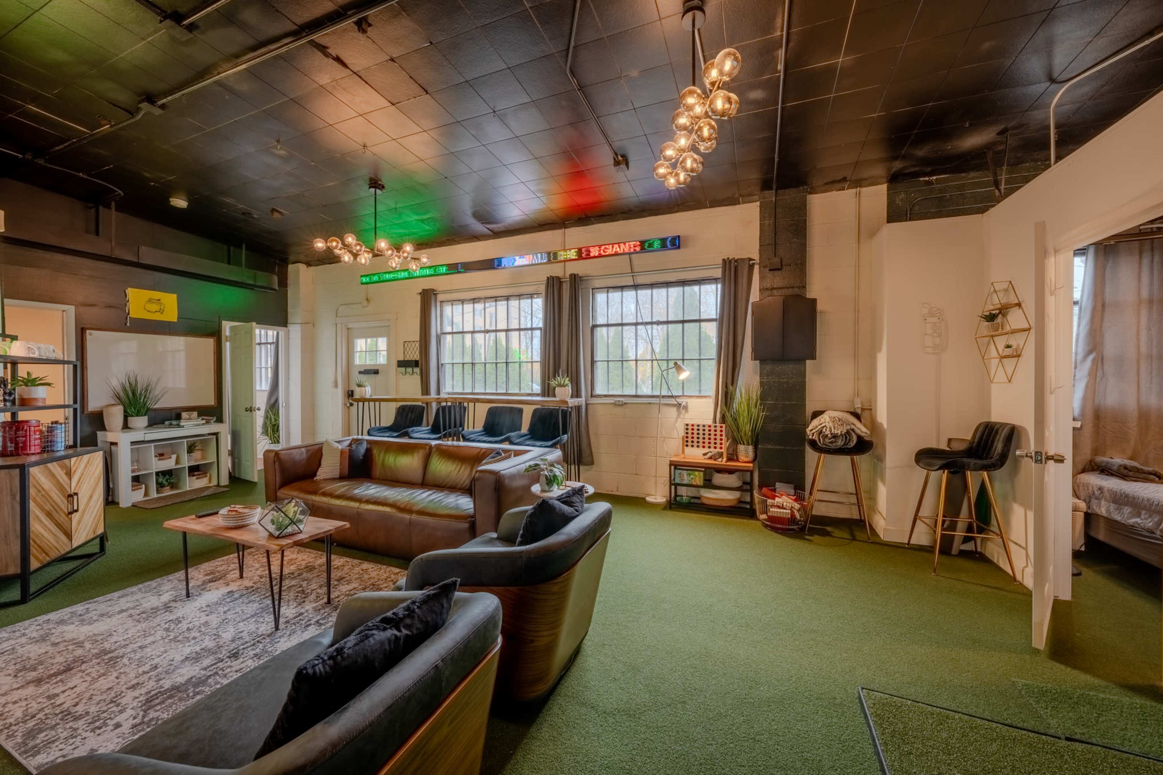 Golf Simulator Stay in the Heart of Lakewood Image in Lakewood, Lakewood, OH