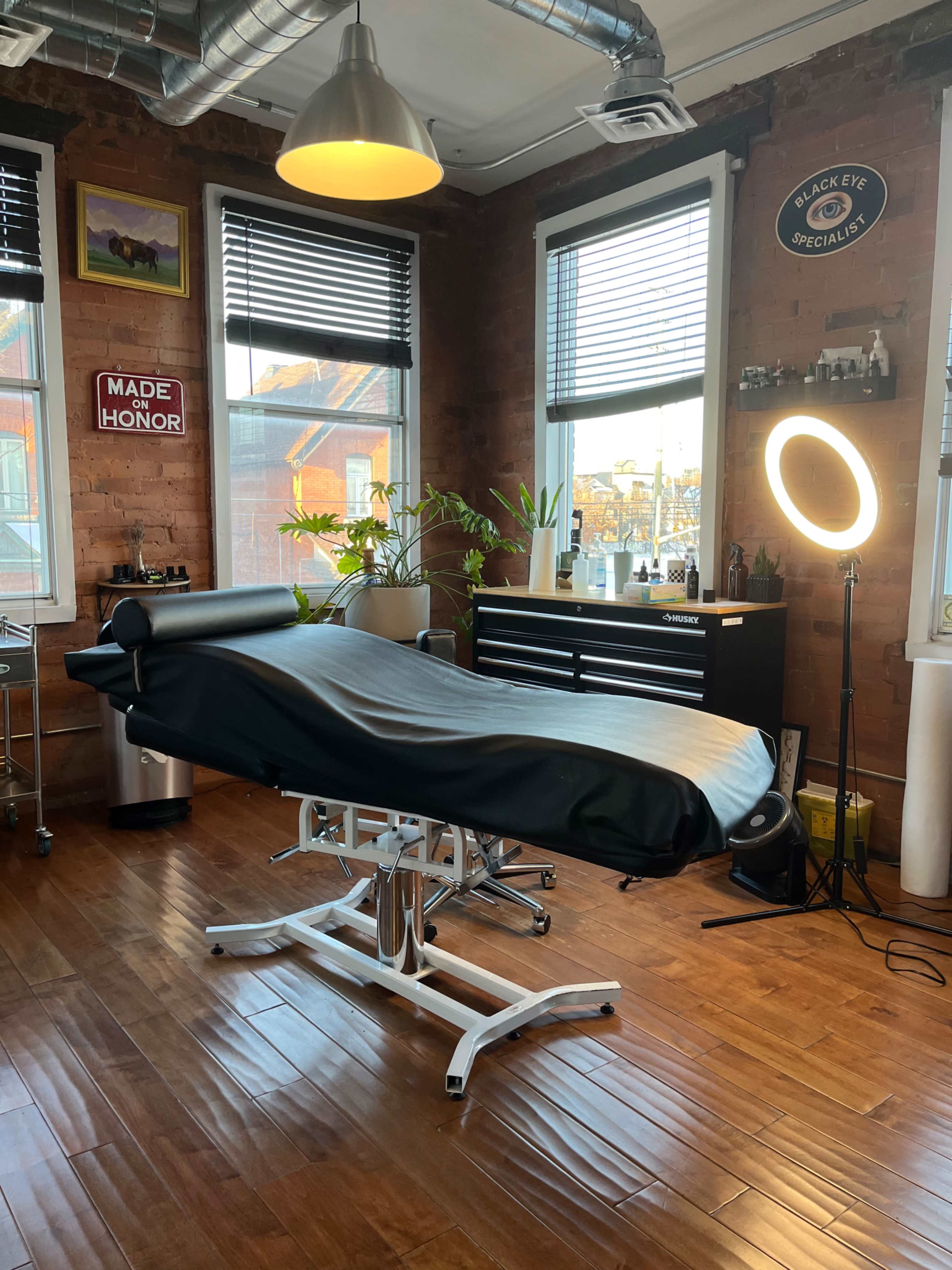 Downtown studio with exposed brick Image in Centretown, ottawa, ON