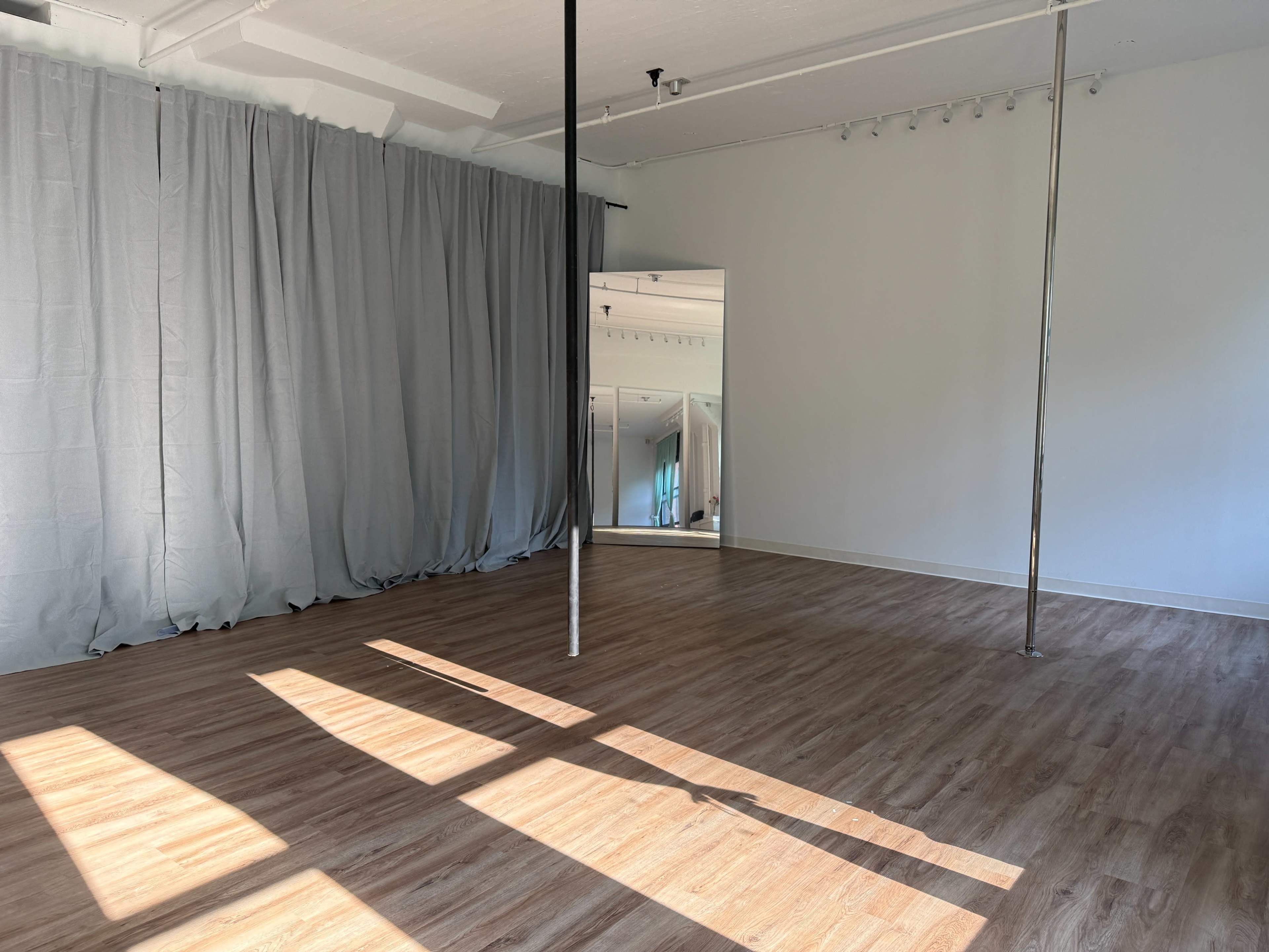 Contemporary, natural light, equipped Image in Midtown Manhattan, New York, NY