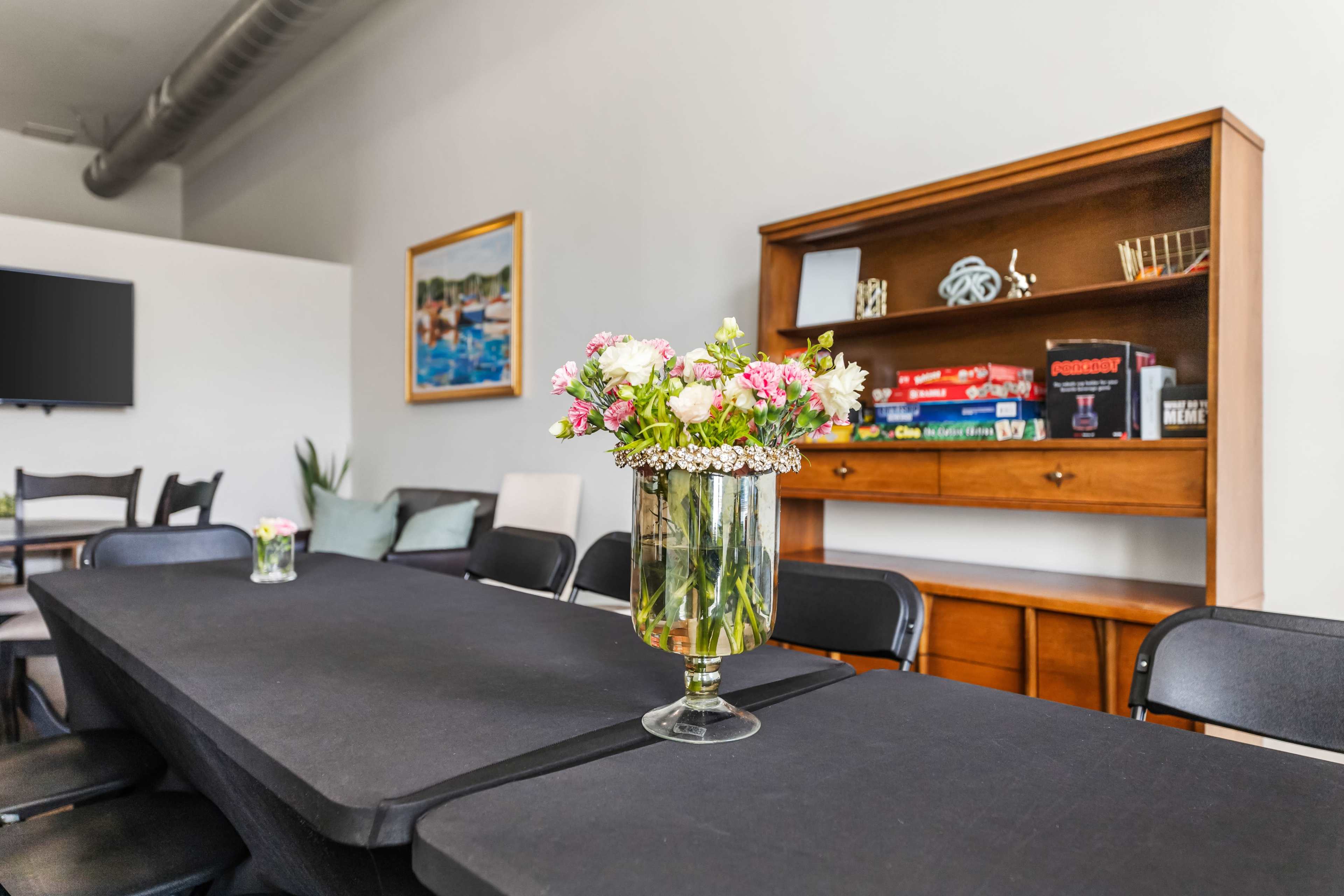 Stylish DTLA Loft with Full Kitchen – Ideal for Networking, Private Dinners, Baby/Bridal Showers & More Image in Central LA, los angeles, CA
