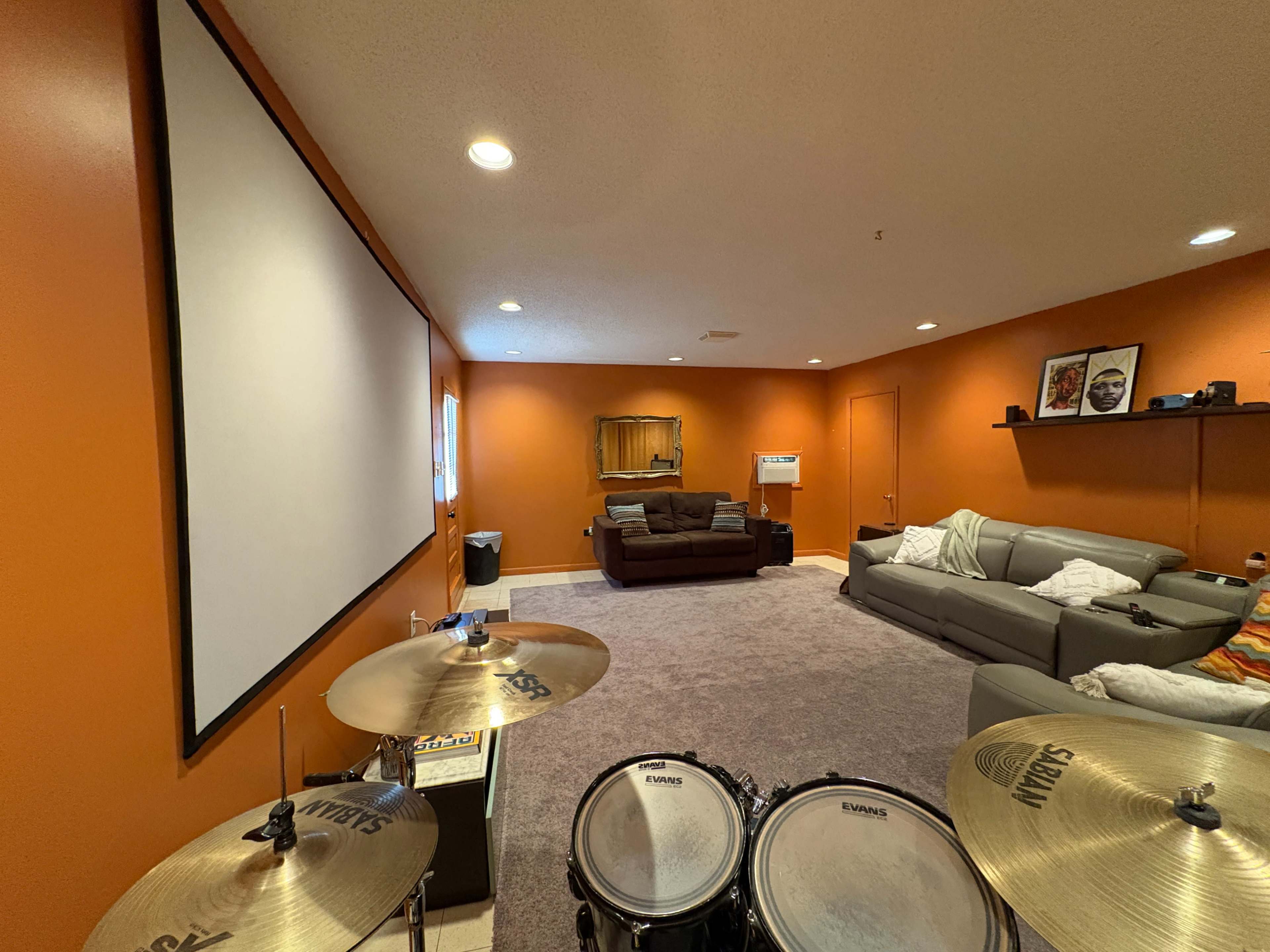 Cozy "Living Room" garage space Image in Wythe, Hampton, VA