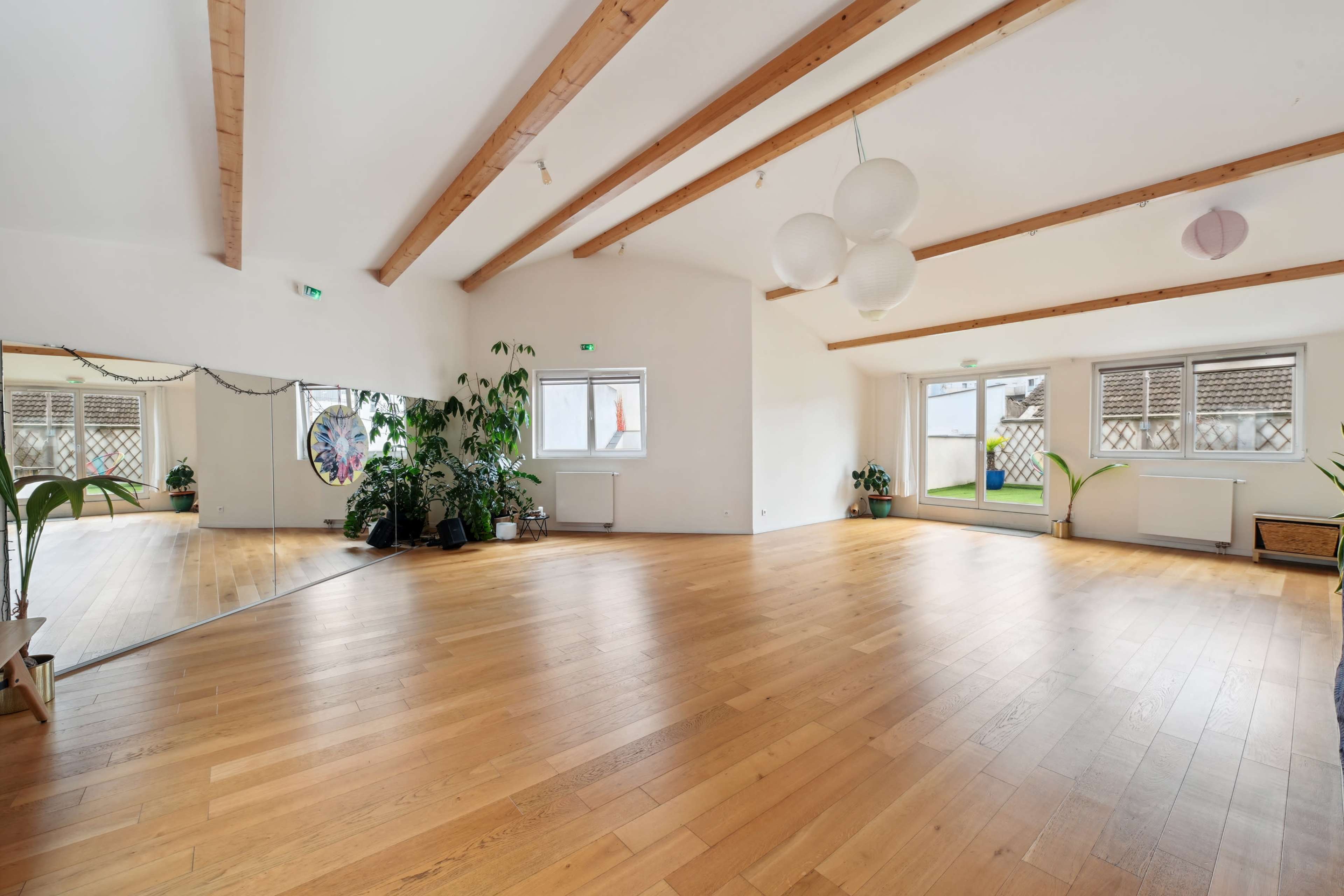 Salle lumineuse de 70 m² : ambiance zen et cosy Image in , Arcueil, 