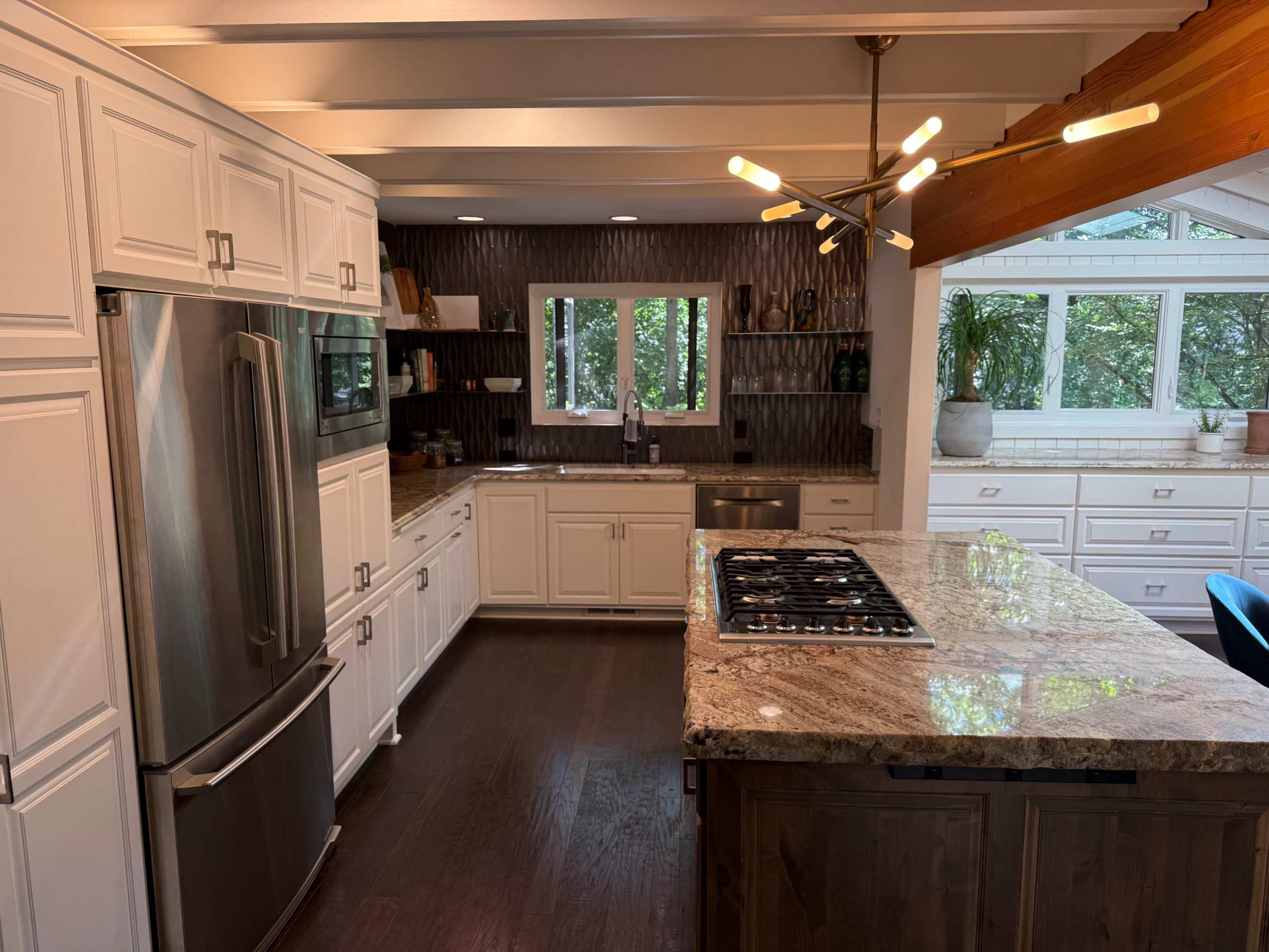 Large Mid-Century Modern home on acreage Image in Lakeville, Lakeville, MN