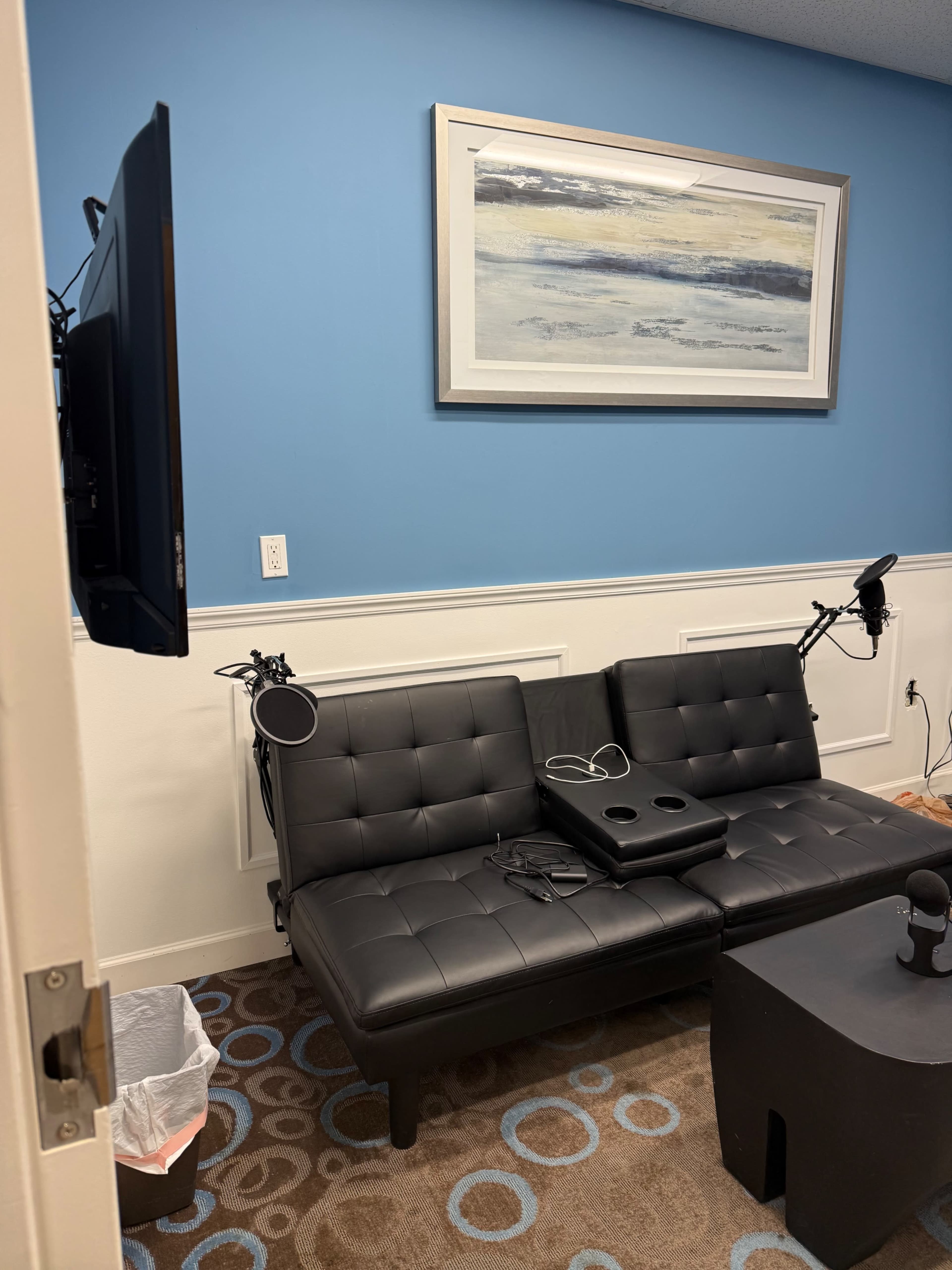 Luxury Office Meeting Space Baltimore County Image in Lochearn, Baltimore, MD