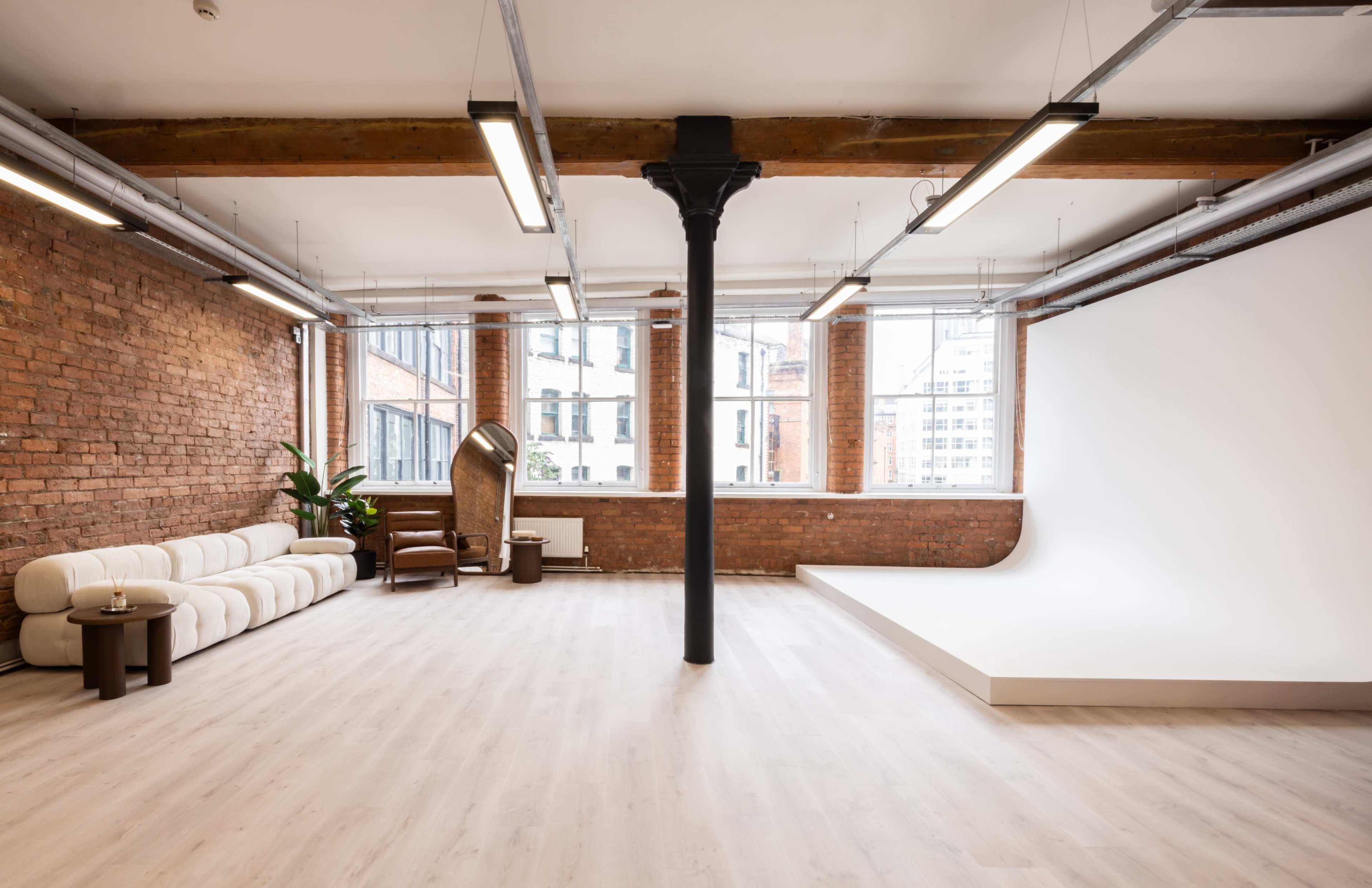 City centre studio with natural light, exposed brick, lifestyle areas and infinity cove Image in Manchester, Manchester, ENG
