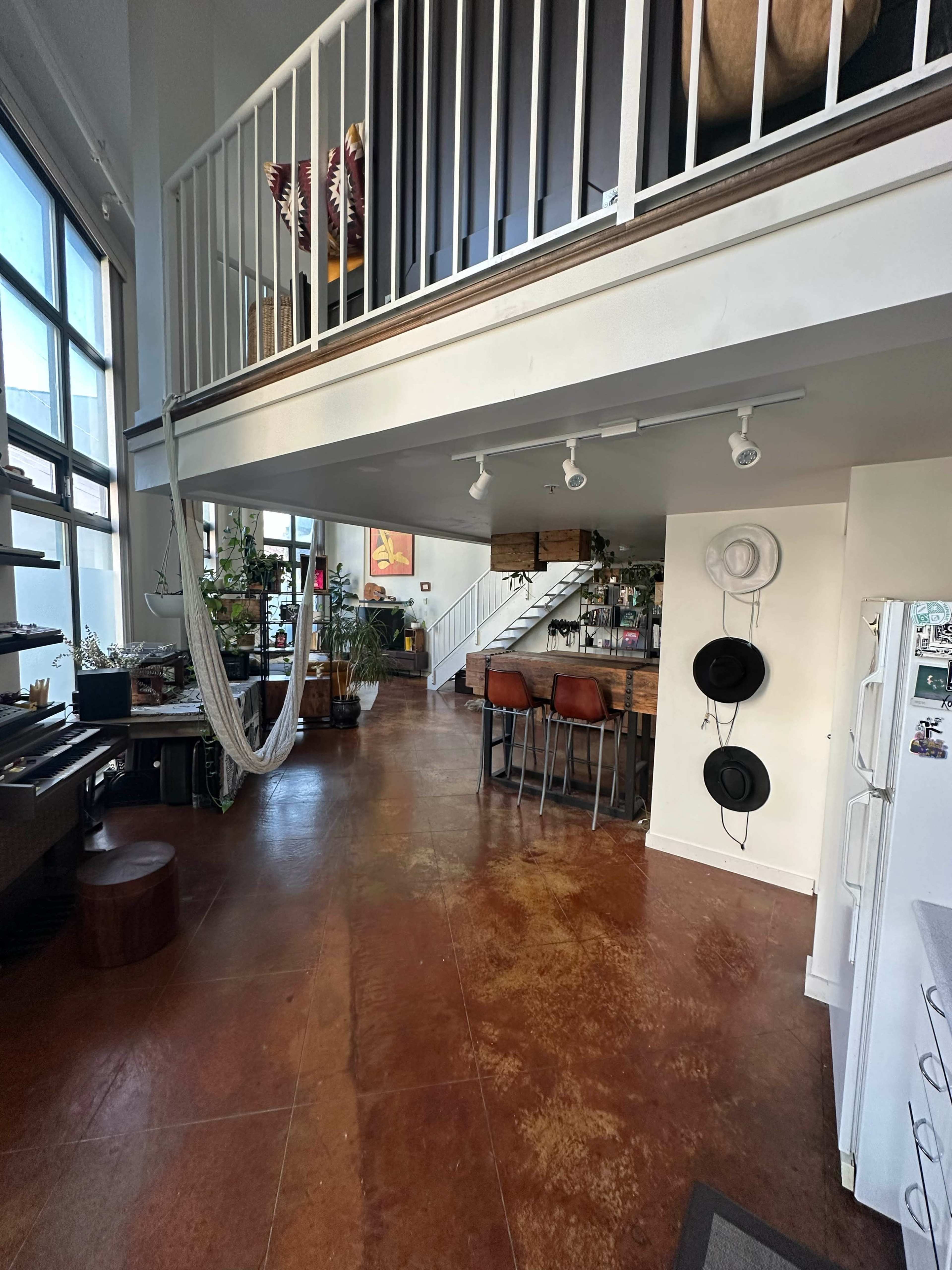 Large 16 foot ceiling windows LOFT. Image in East Vancouver, Vancouver, BC