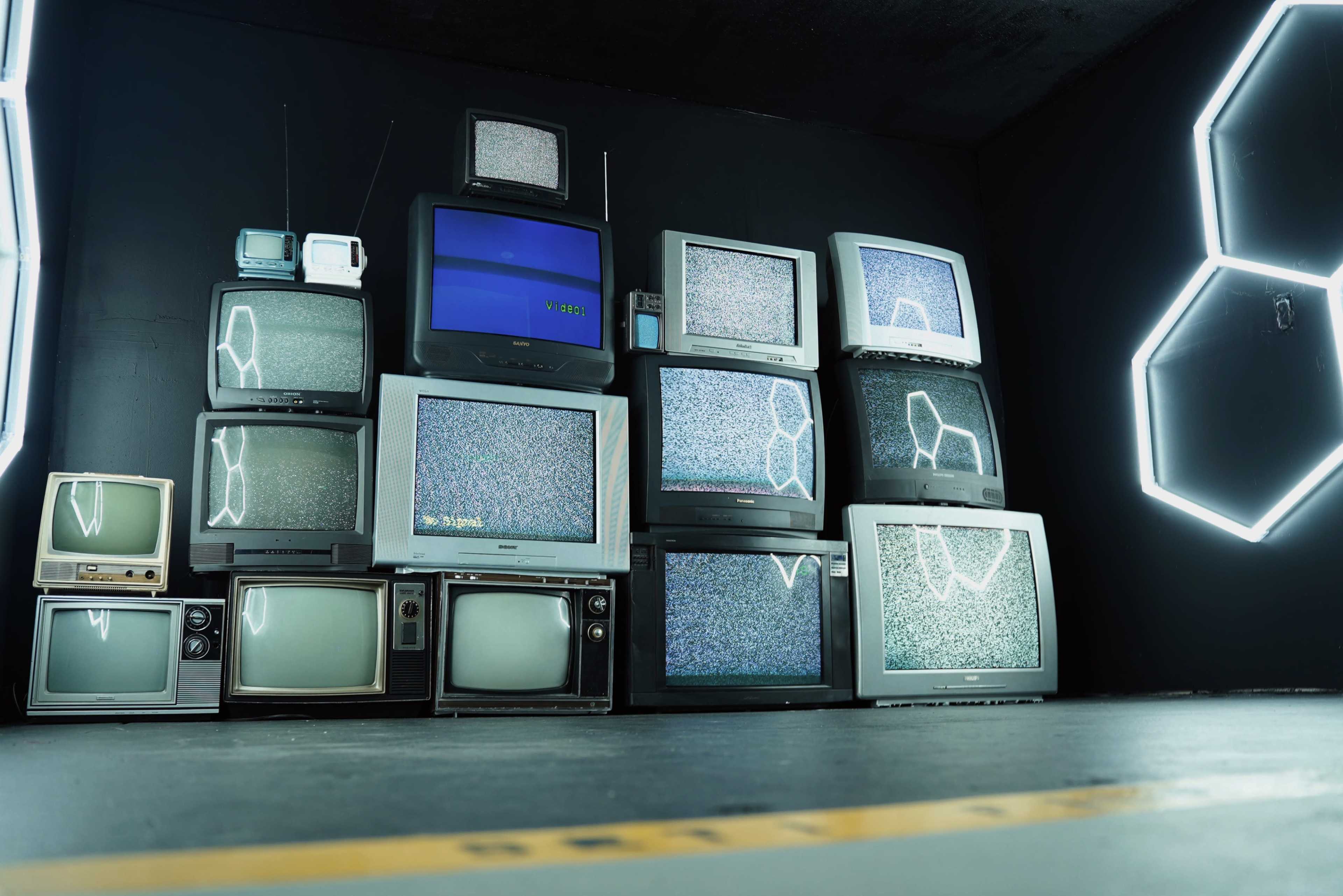 Vintage TV Film Set w/ LED Light Design Image in Edison, San Antonio, TX