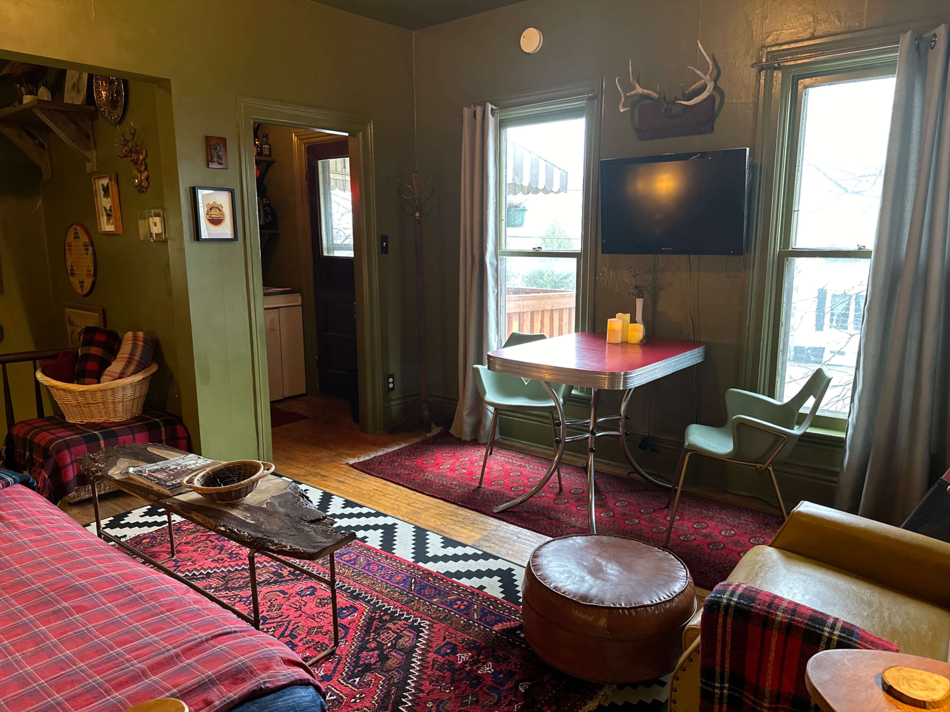 Rustic Cabin Apartment Image in Niagara Falls, Niagara Falls, ON