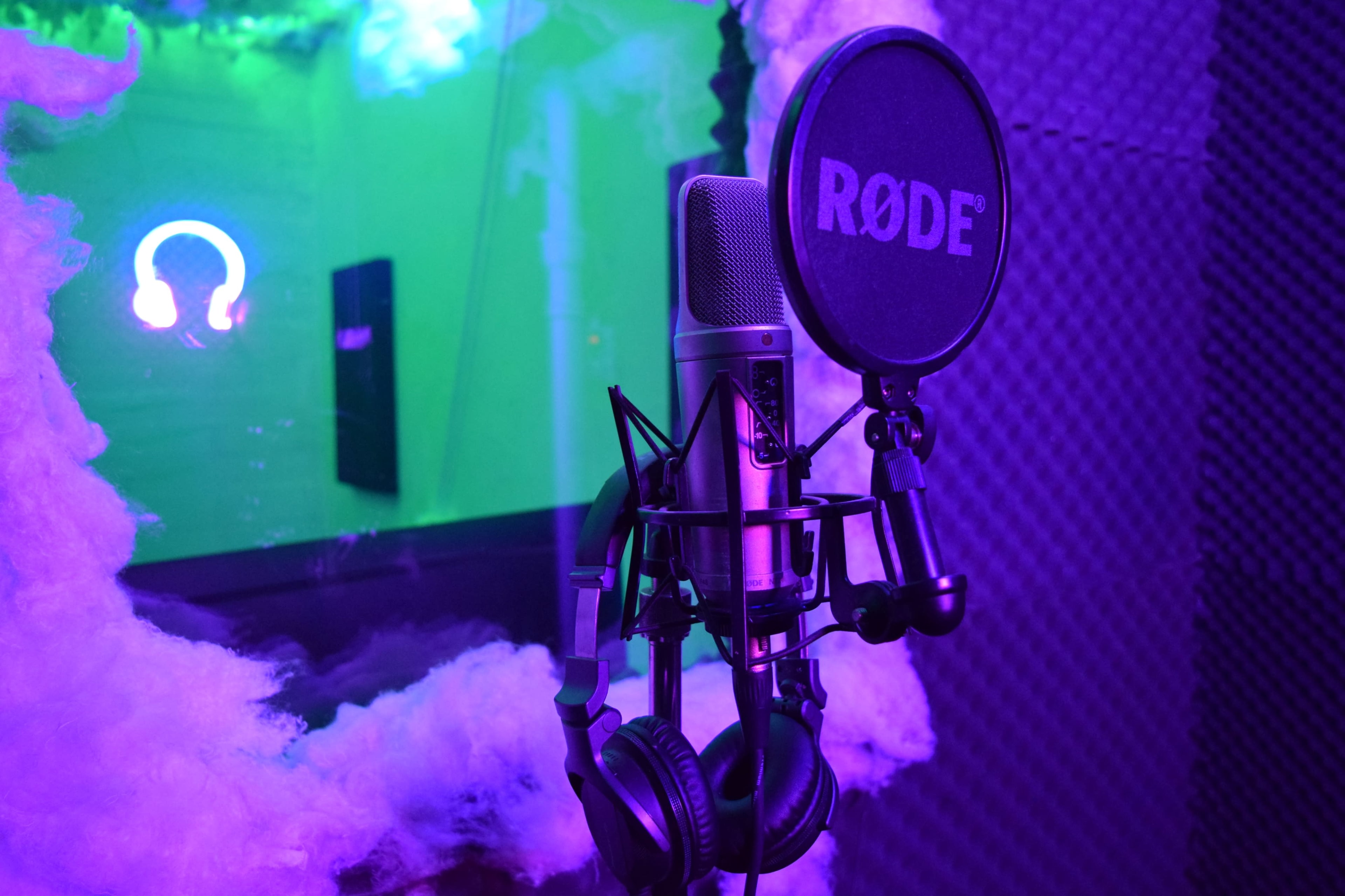 Modernes Tonstudio mit High-End-Hardware und Premium-Software Image in , Aachen