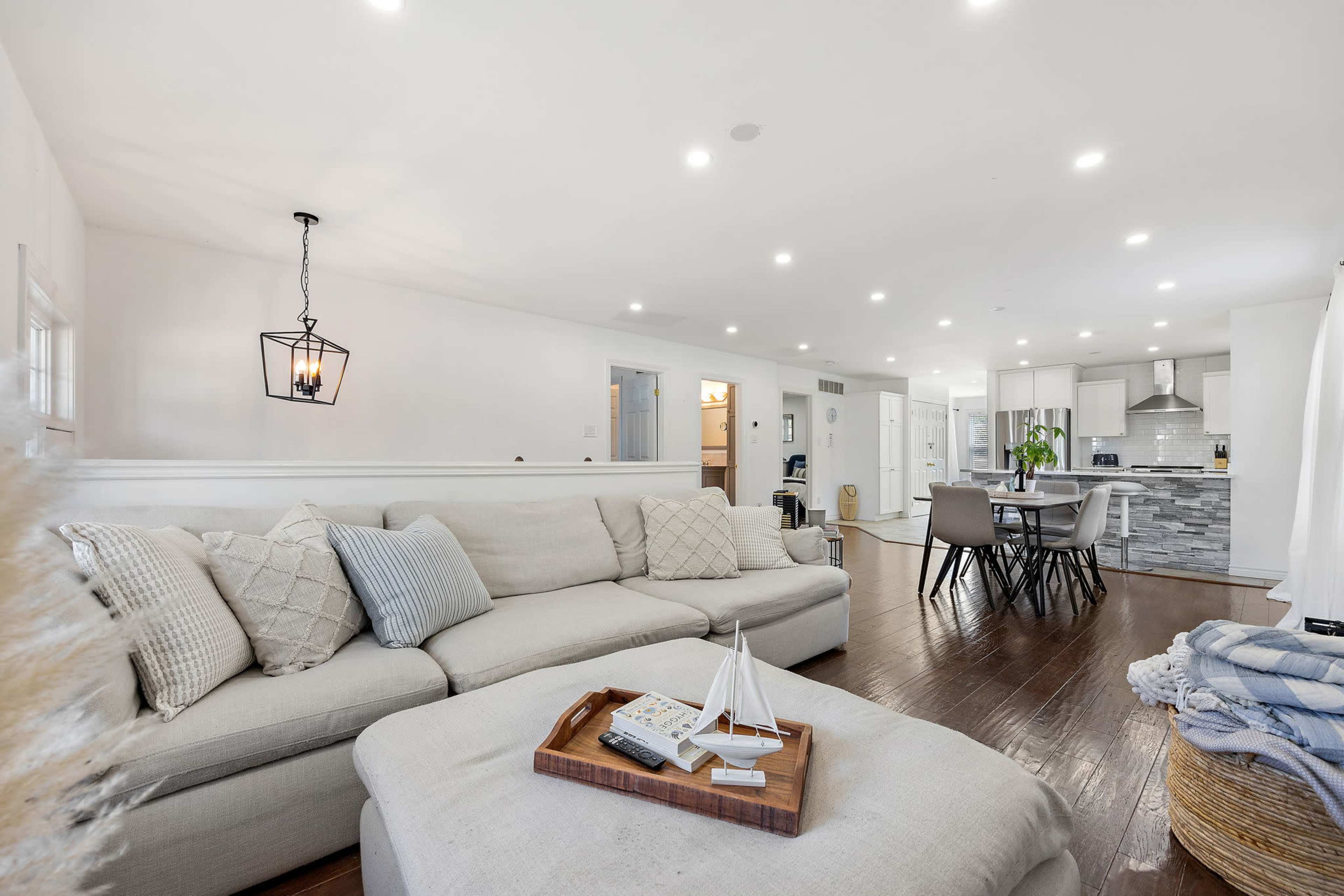 The Nautical Nook   |    Luxury Beach House Image in Hamilton Beach A, Hamilton, ON
