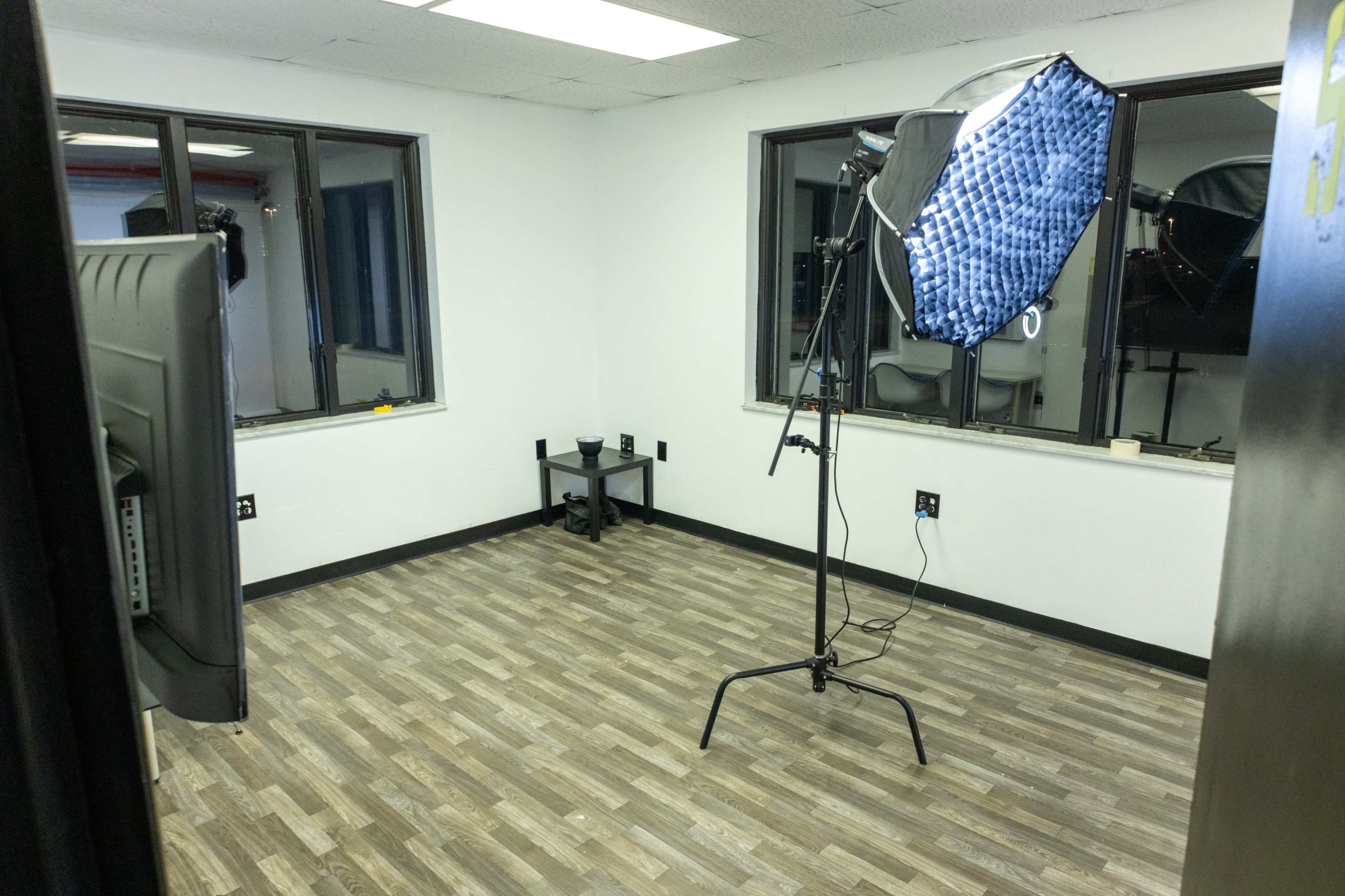STUDIO B : Modern Creative Studio on Cleveland Westside – Backdrops, Pro Lighting & More! Image in Brooklyn Heights, Cleveland, OH