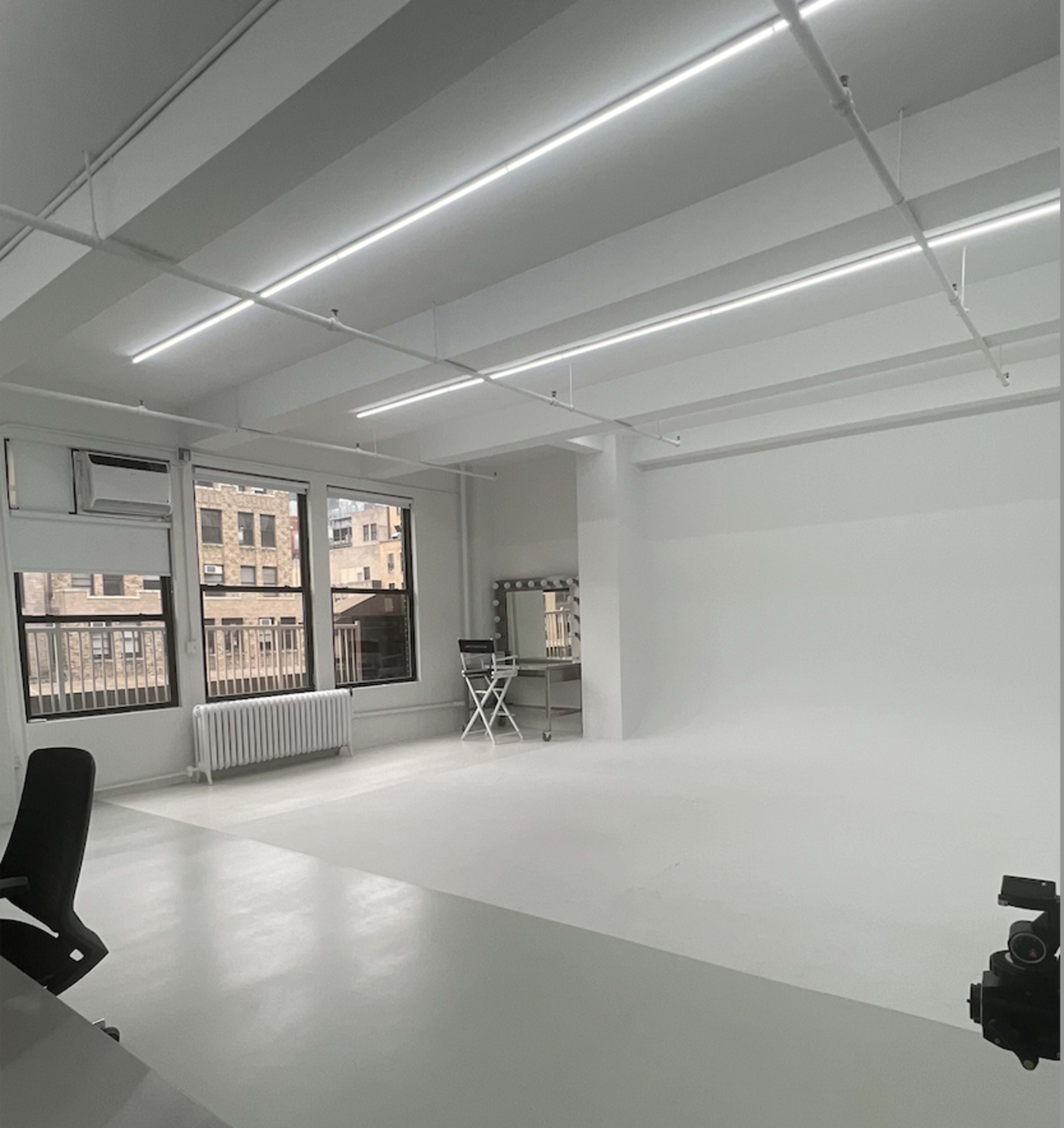 Fashion district Studio with daylight and Cyc Wall Image in Midtown Manhattan, New York, NY