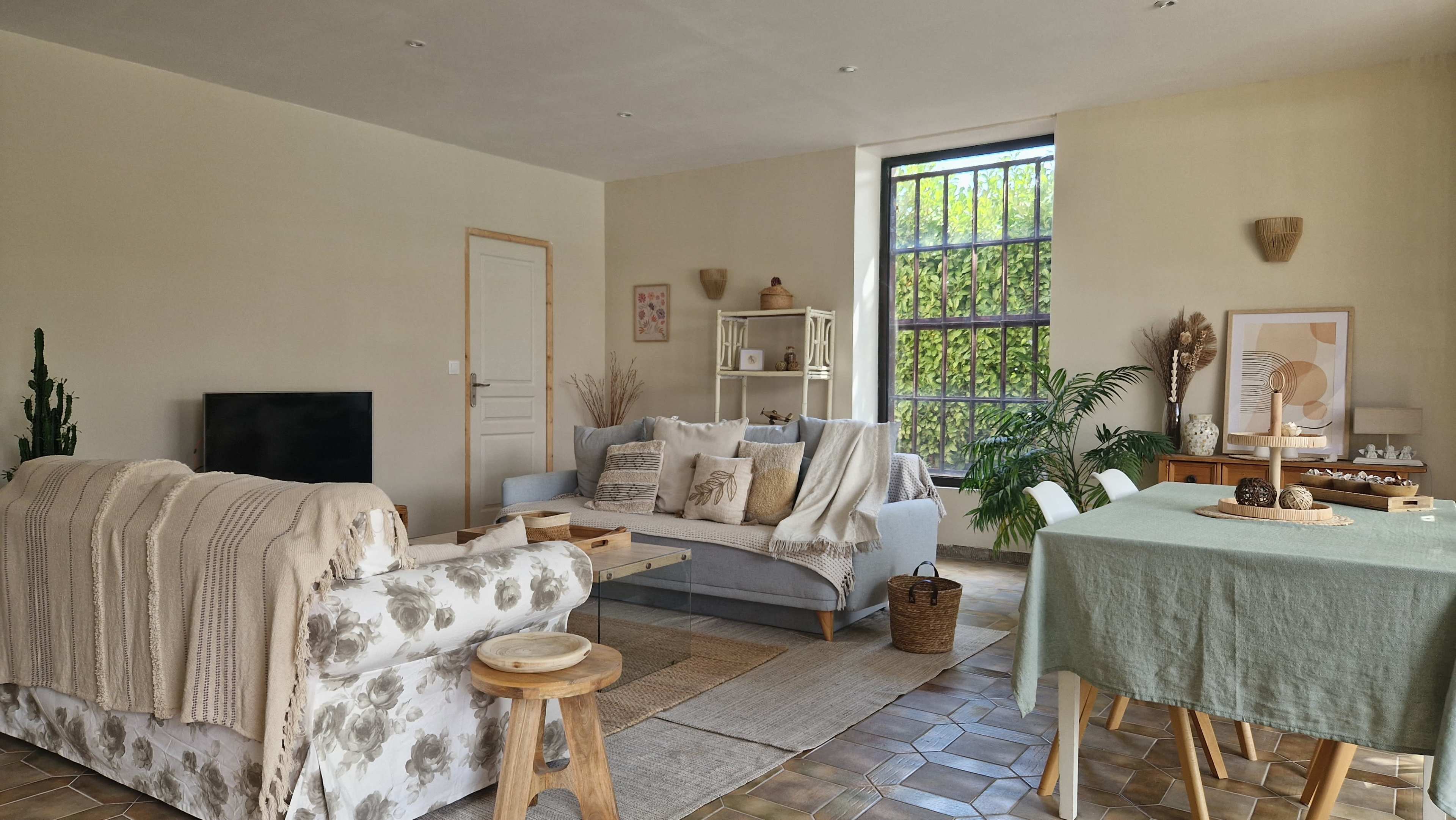 Appartement Bohème avec vue sur le jardin Image dans , Chasse Sur Rhone, 