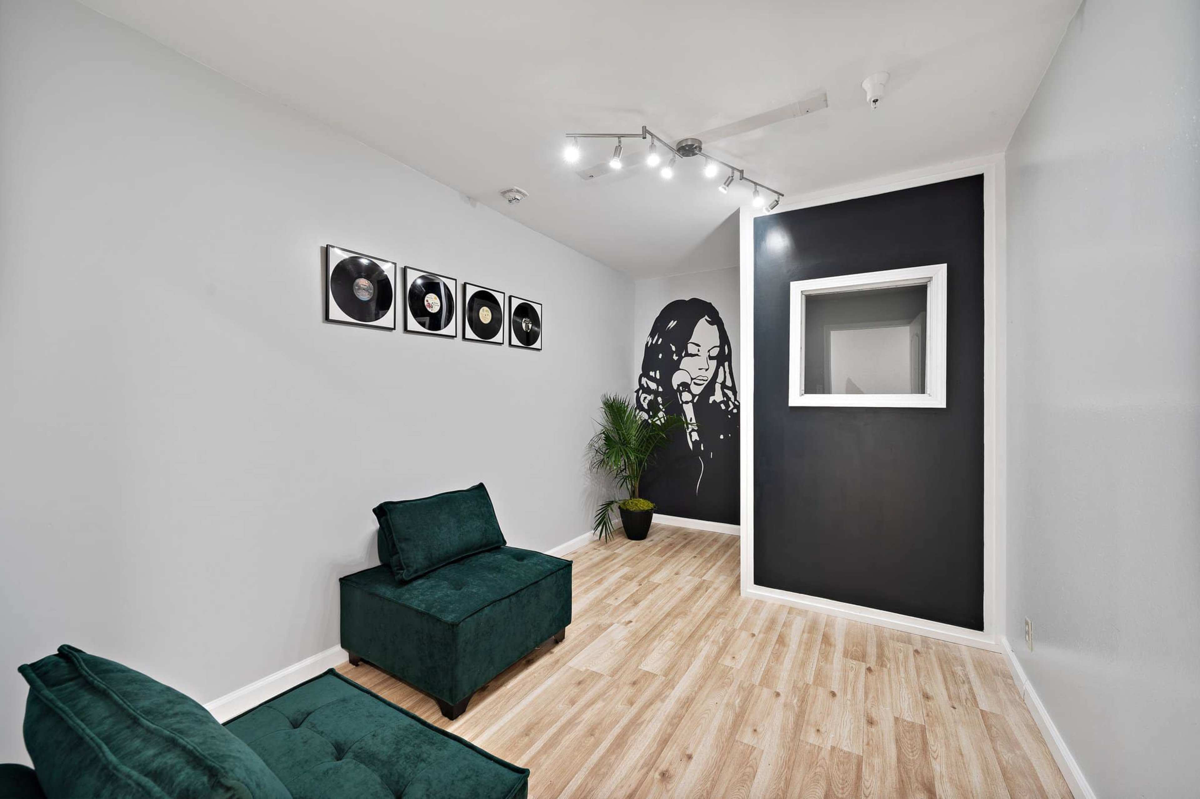 Modern decorated space with professional presence Image in Rosenberg, Rosenberg, TX