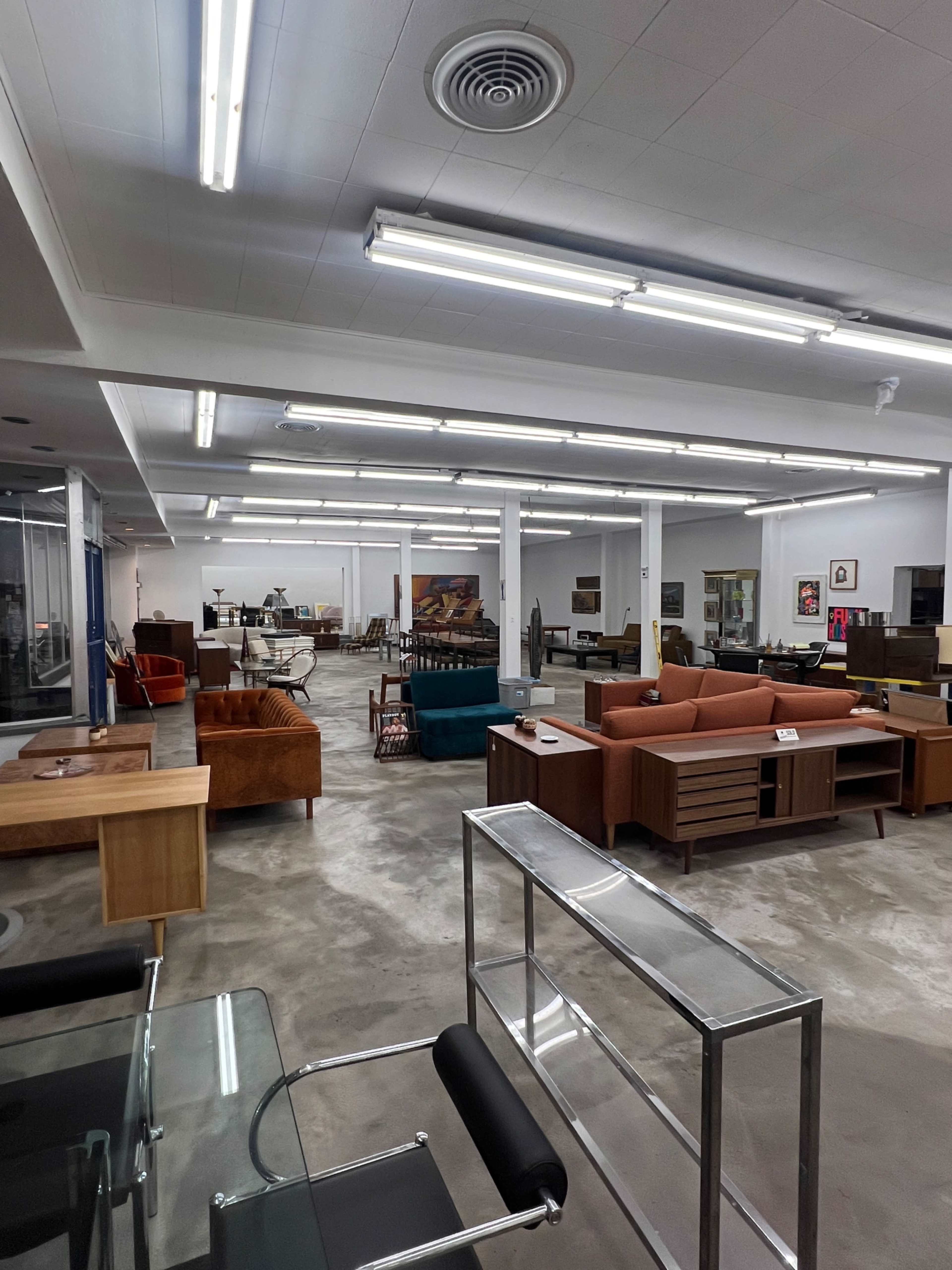 Mid Century Building with cool exterior. Open Concept Retail Space. Tons of frontage Image in Echo Park, Los Angeles, CA