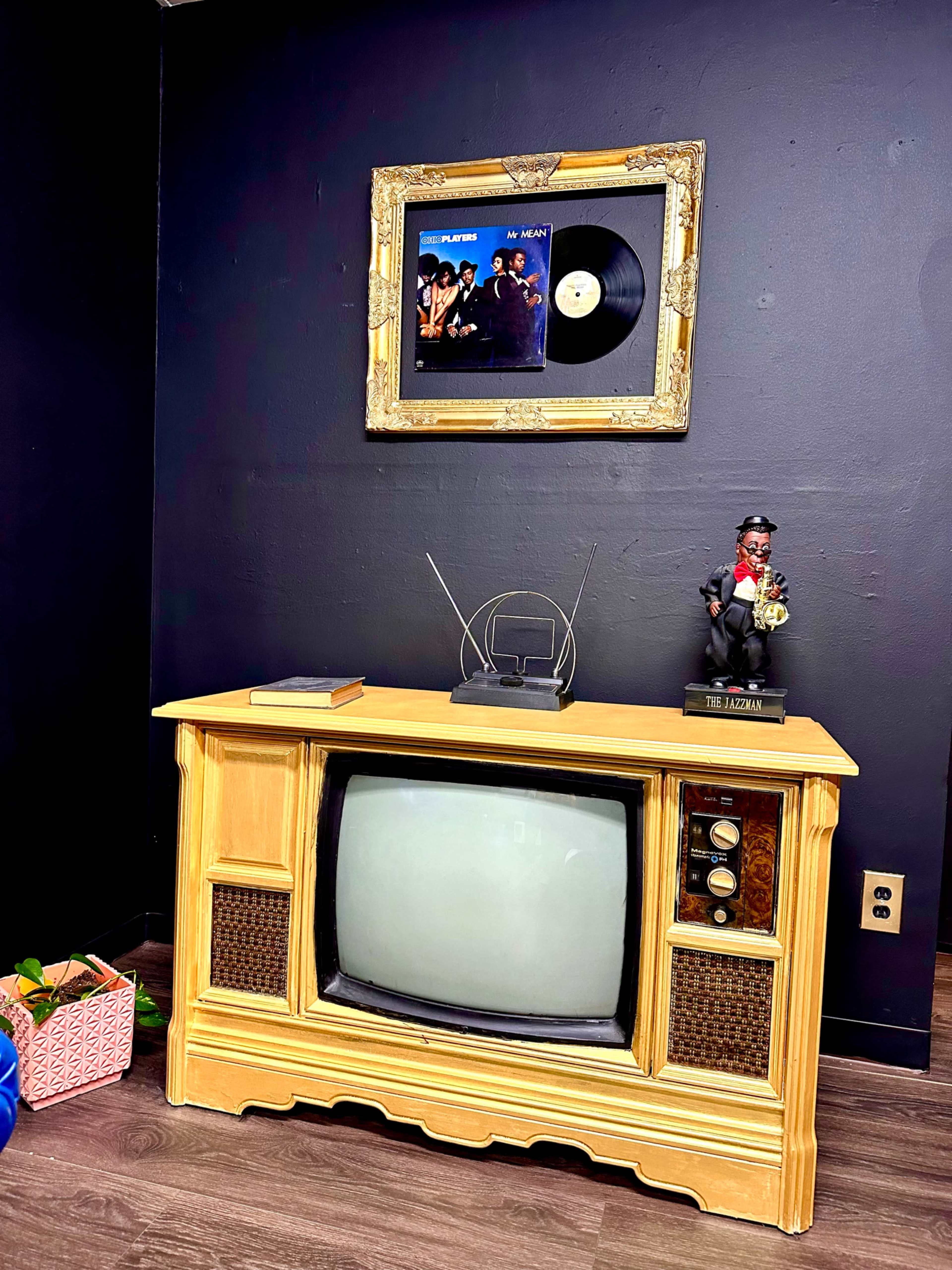 Houston's Unique Creative Space centrally located great for photo/video shoots, pod cast, and meetings ! Image in Westside, Houston, TX