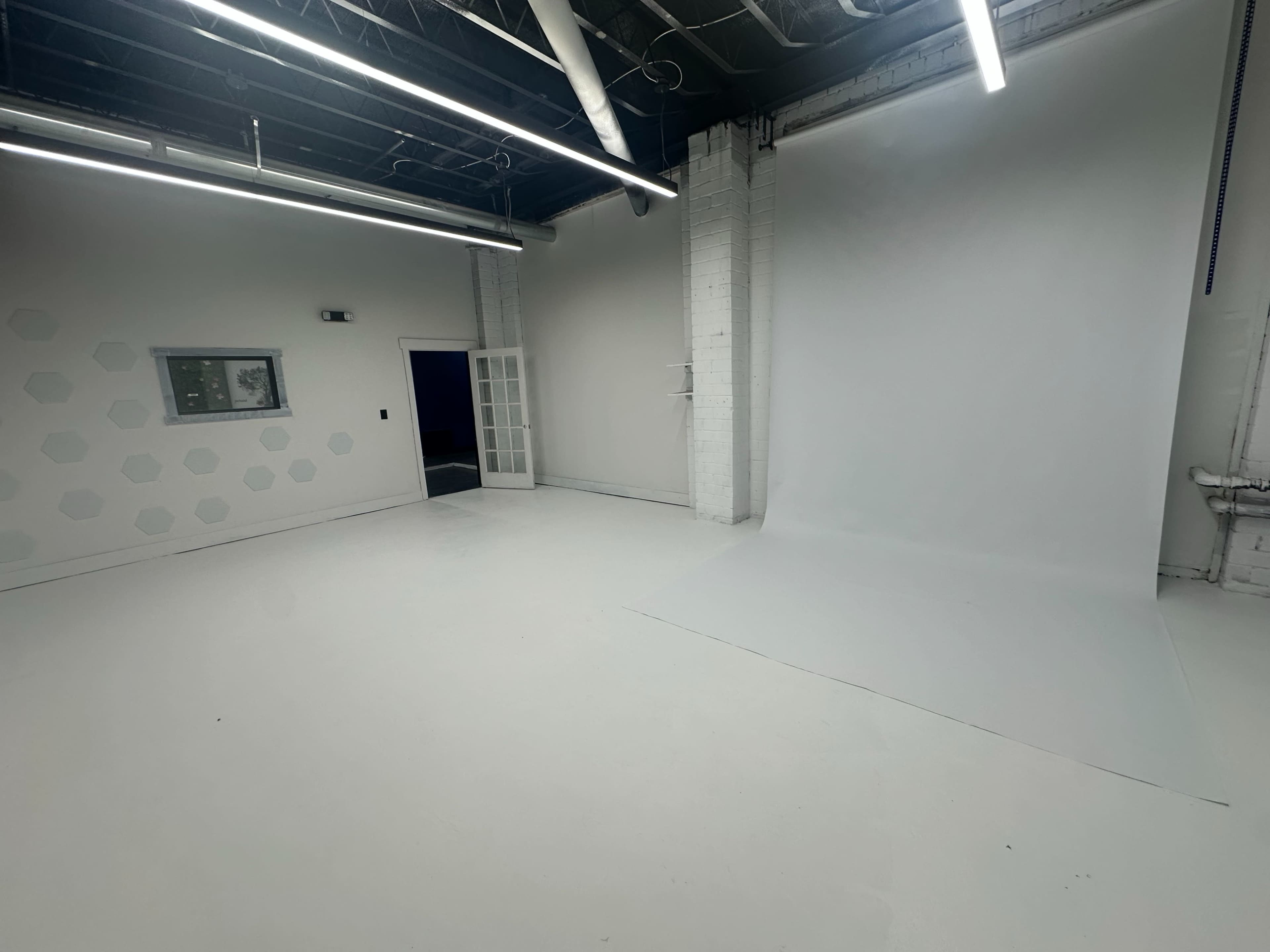 All White Photography Studio w/ 12 ft Ceilings in Maplewood Image in Hadley Township, St. Louis, MO