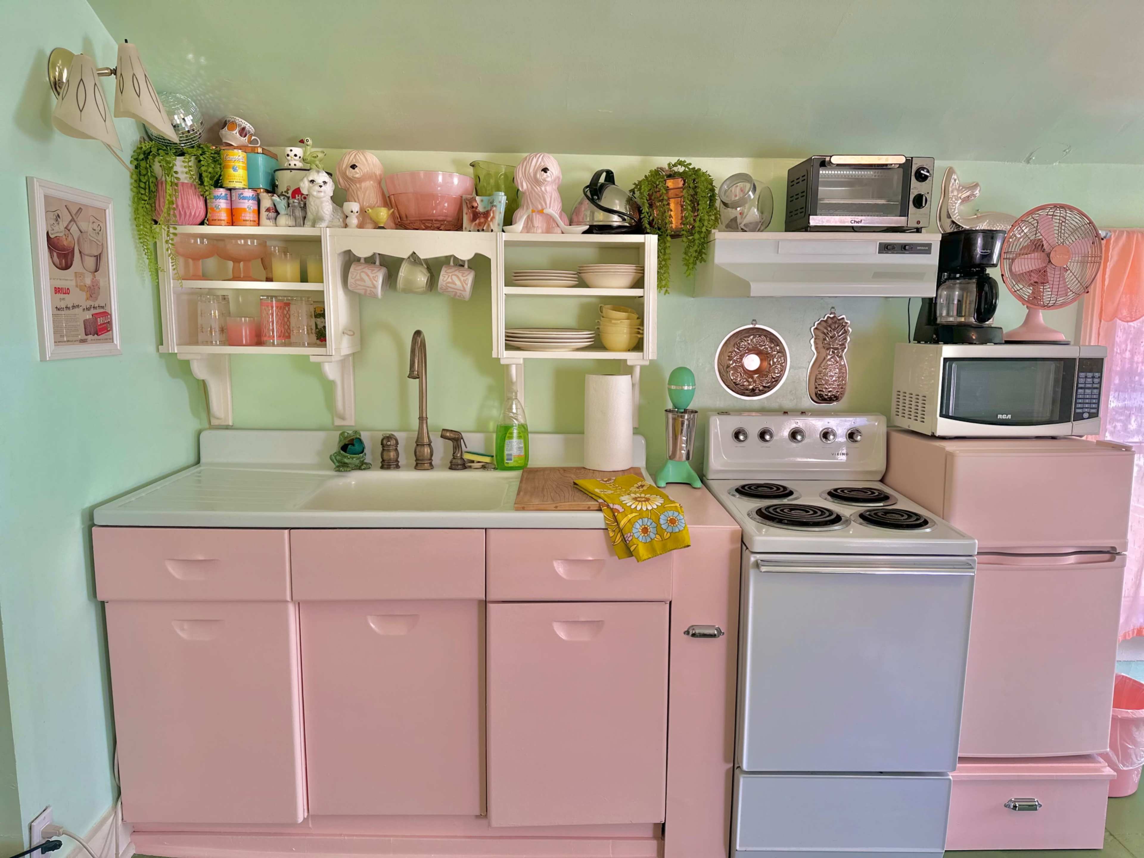 Bright Retro Apartment Image in , Niagara Falls, ON