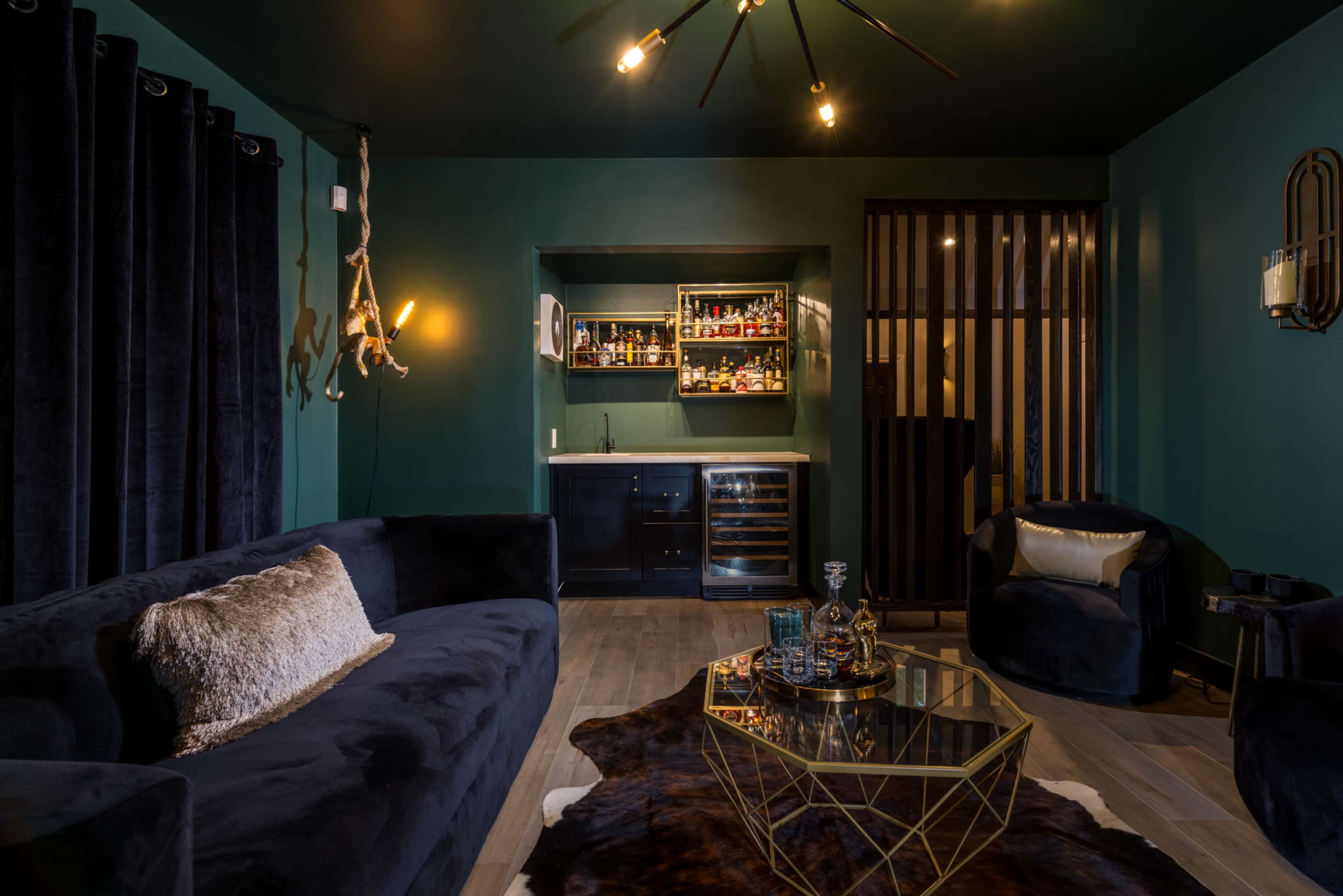 HIDDEN VALLEY MIDCENTURY BUNGALOW/MOODY INTERIOR Image in Beverly Crest, Los Angeles, CA