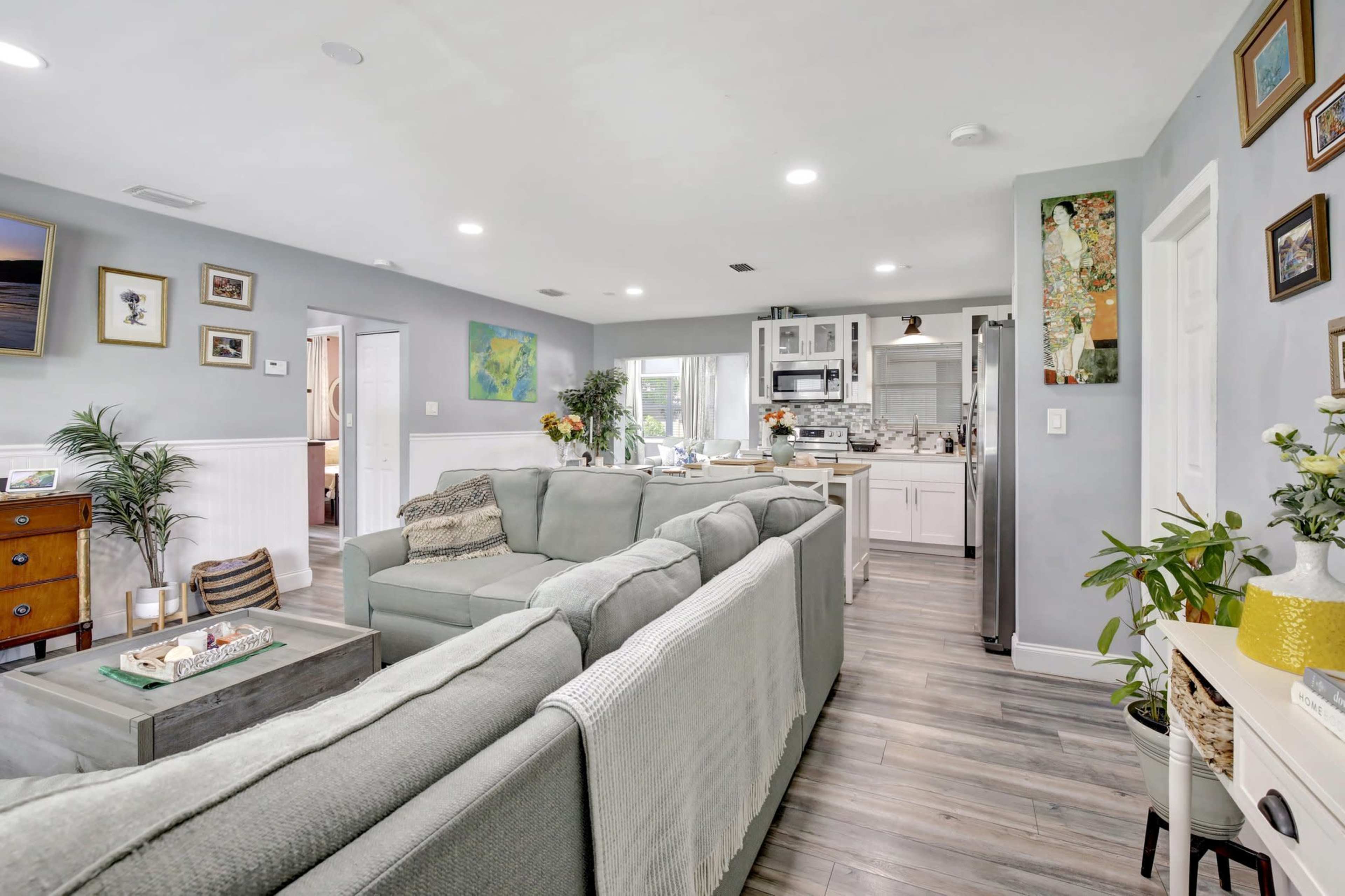 Bright Beautiful Eclectic House Perfect for Your Next Film/Photo Shoot Image in Miramar, Miramar, FL