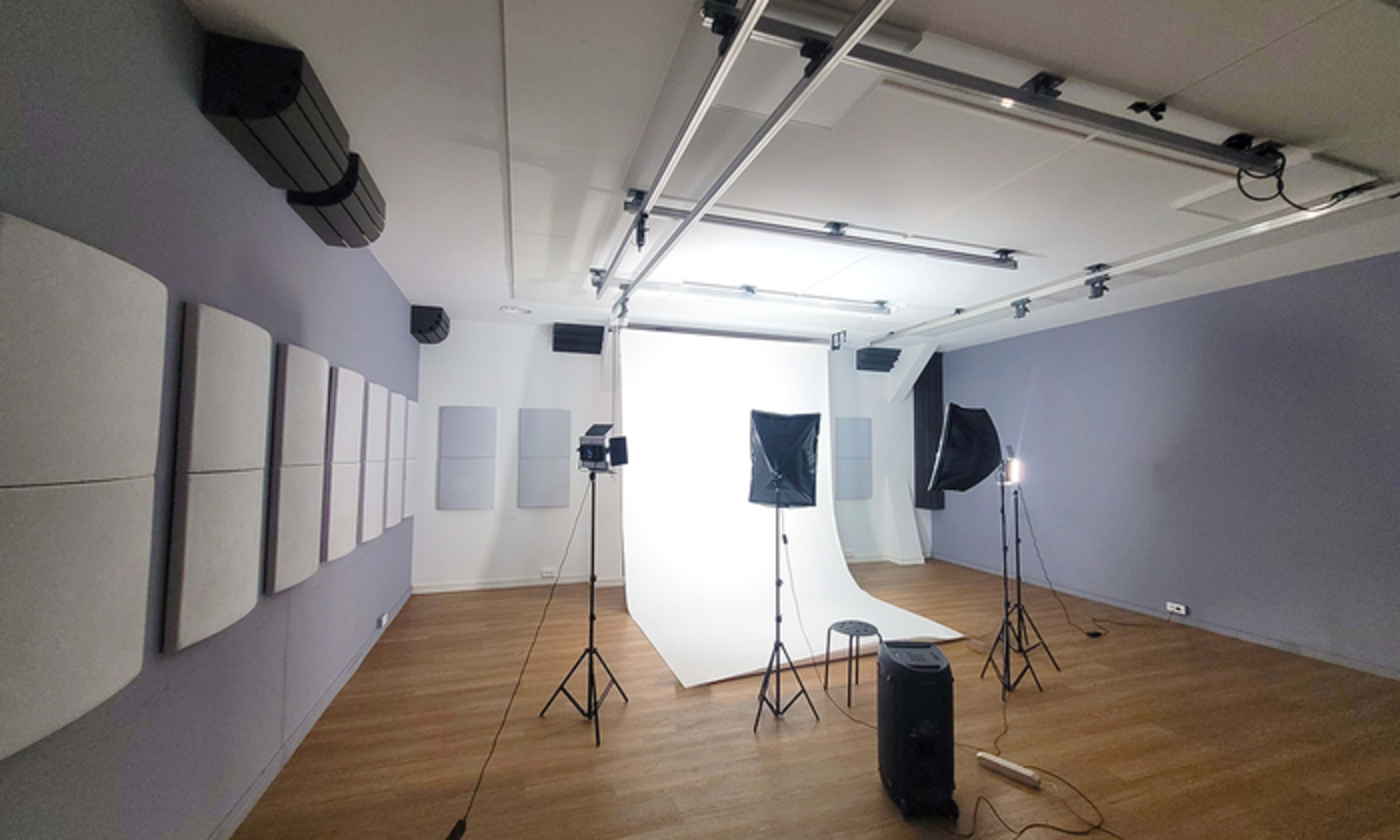 Vidéo Web de 48m² dans un lieu atypique et charmant – Lignes 13 & 14 Image dans , SAINT OUEN, 