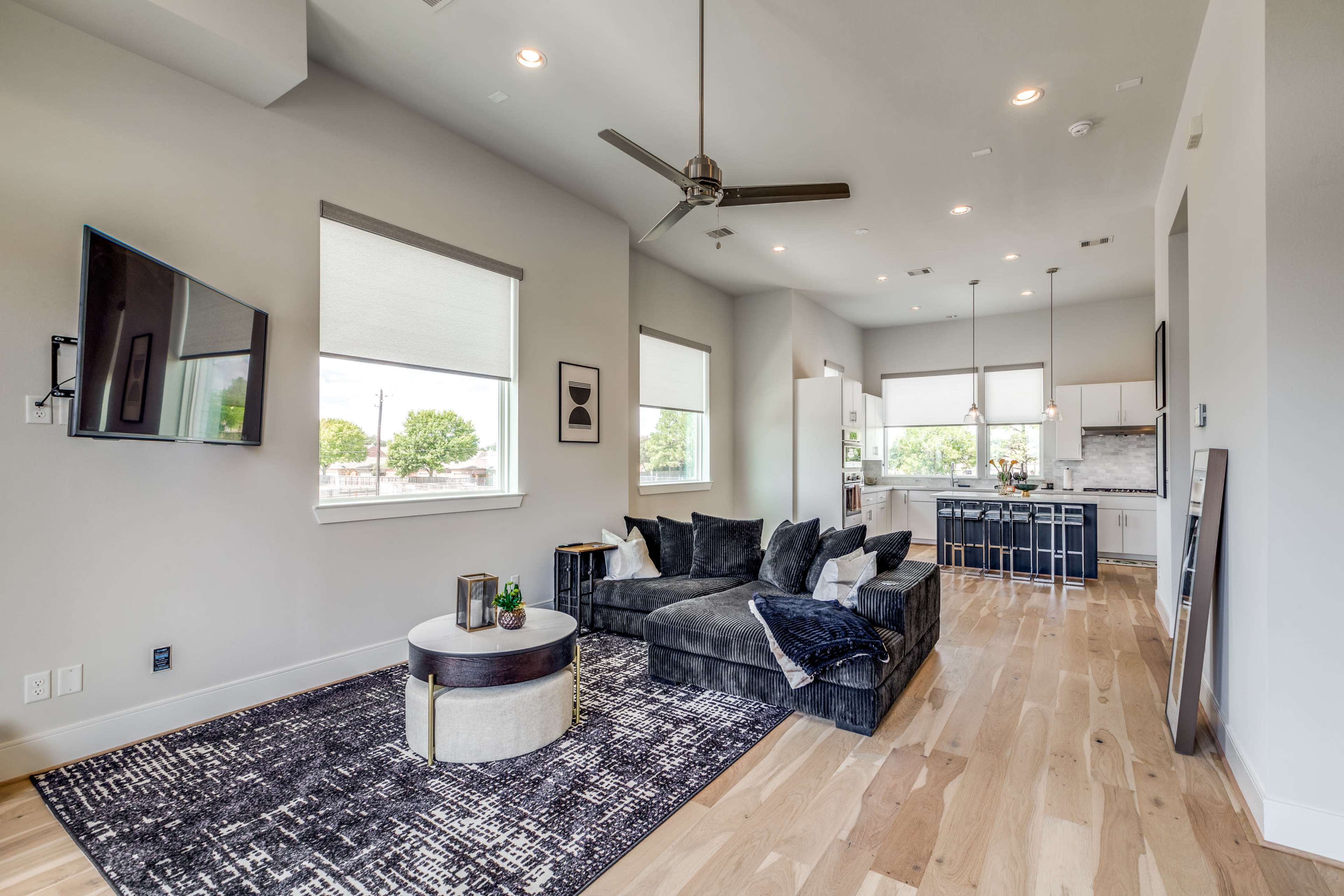 Luxurious 3 story home in Houston! Elegance galore Image in Spring Branch North, Houston, TX