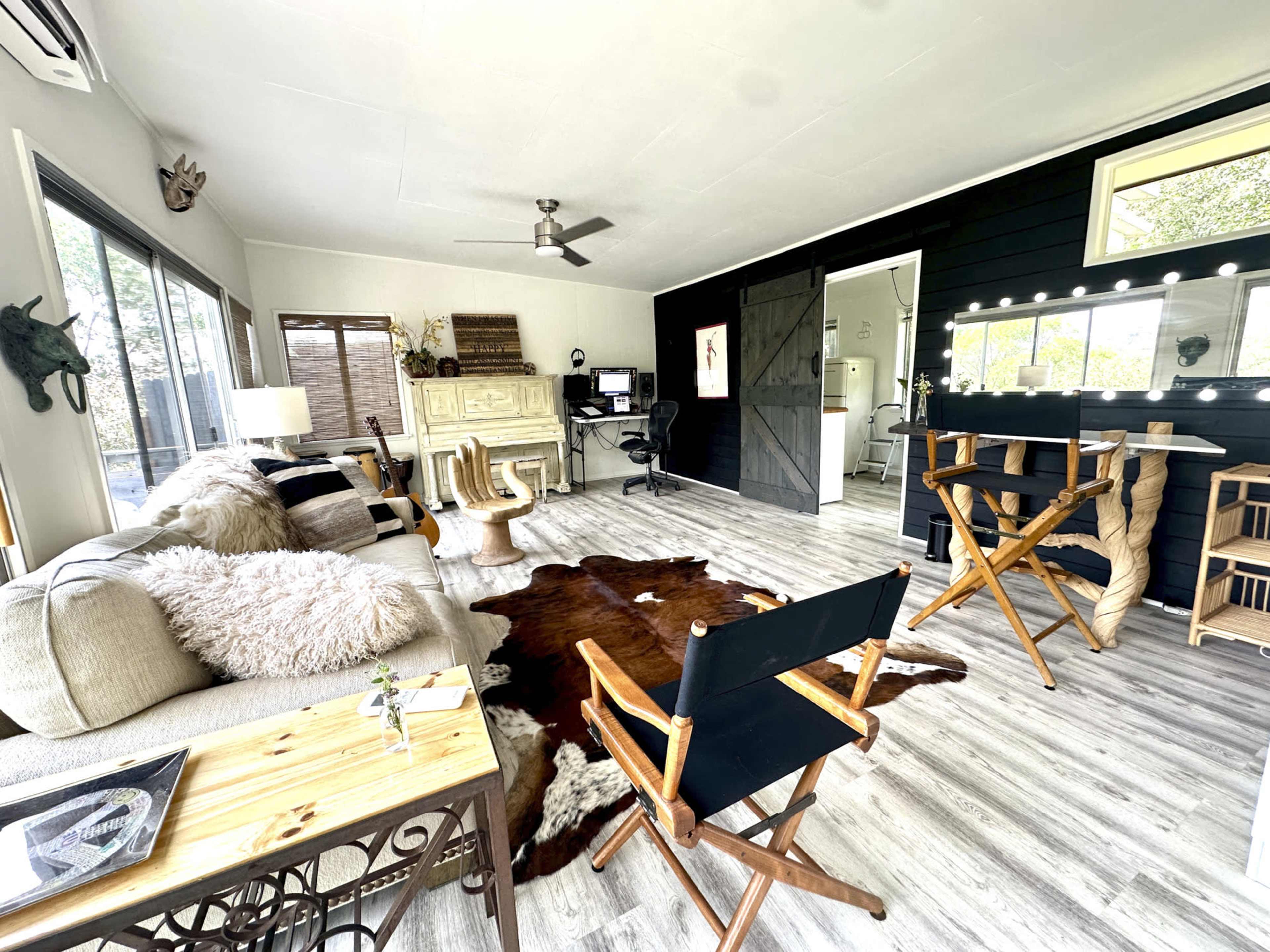 *NEW* Santa Monica Mountain Retreat and Glam Homebase. Image in Malibou Lake, Agoura Hills, CA