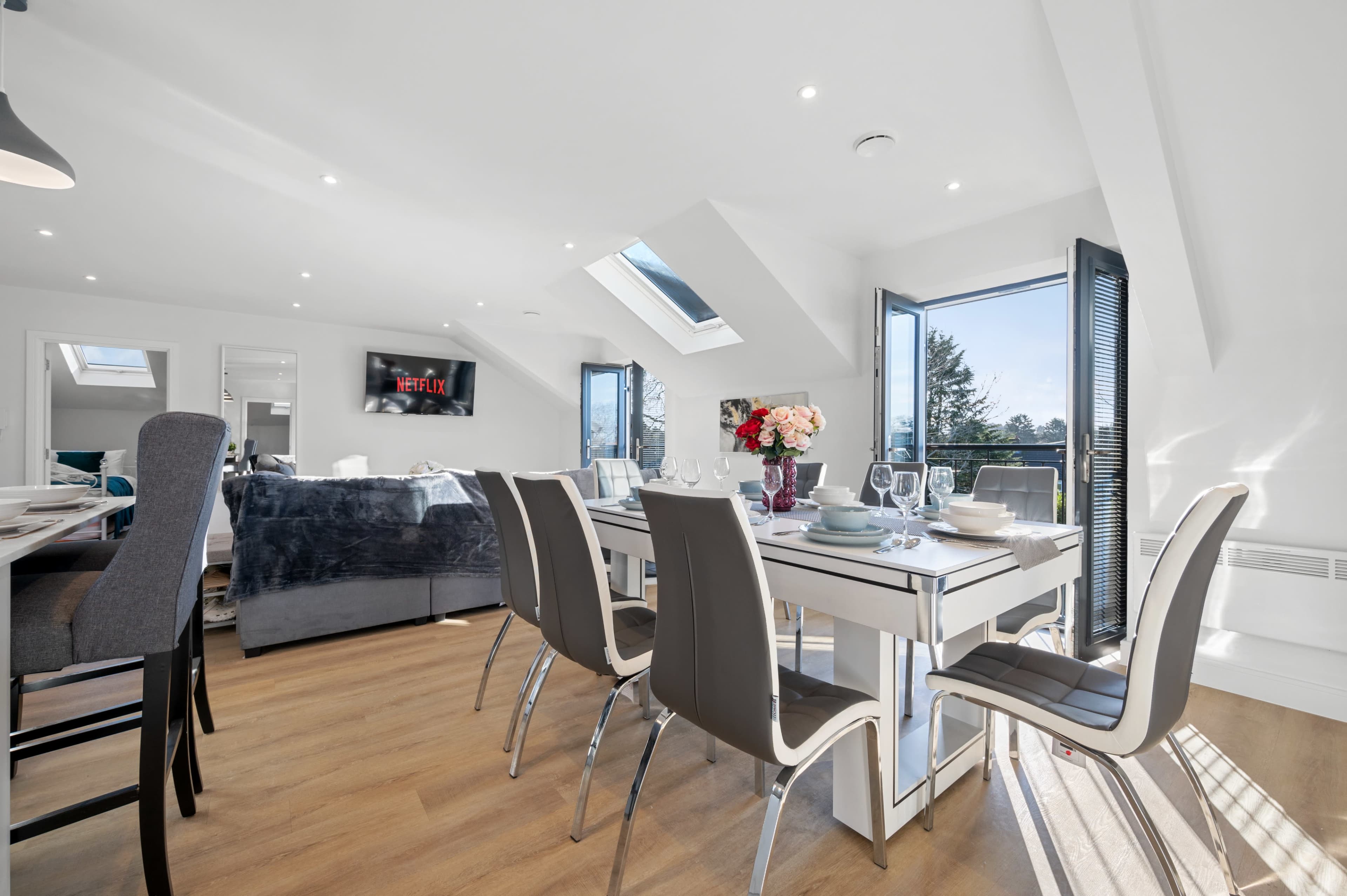 Penthouse with beautiful aesthetic views and amenities Image in Northern Moor, Wythenshawe, ENG