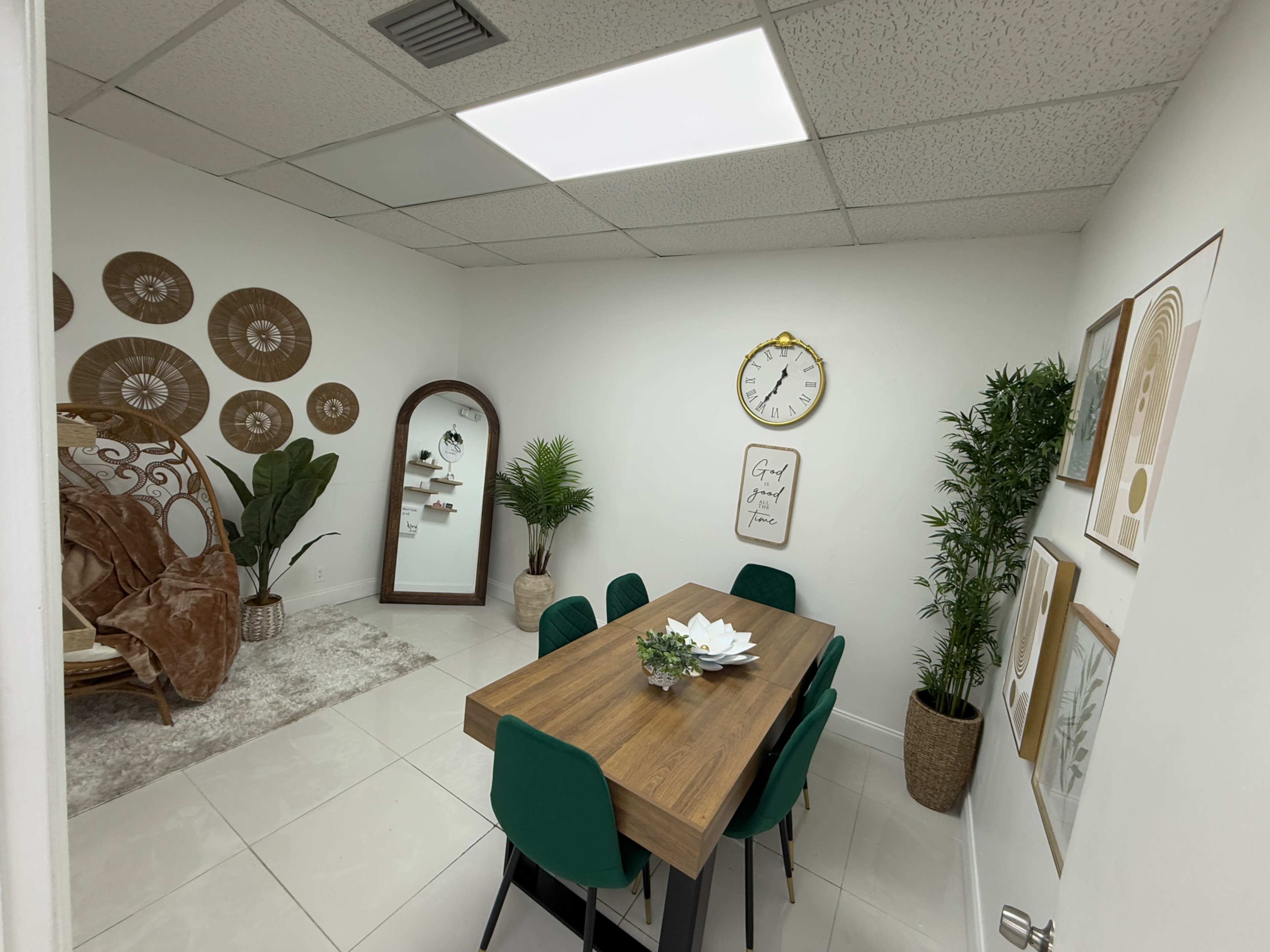 Chic Multi-Use Content Room in Lauderdale with White Wall & Decor Vibes Image in North Lauderdale, Lauderdale Lakes, FL