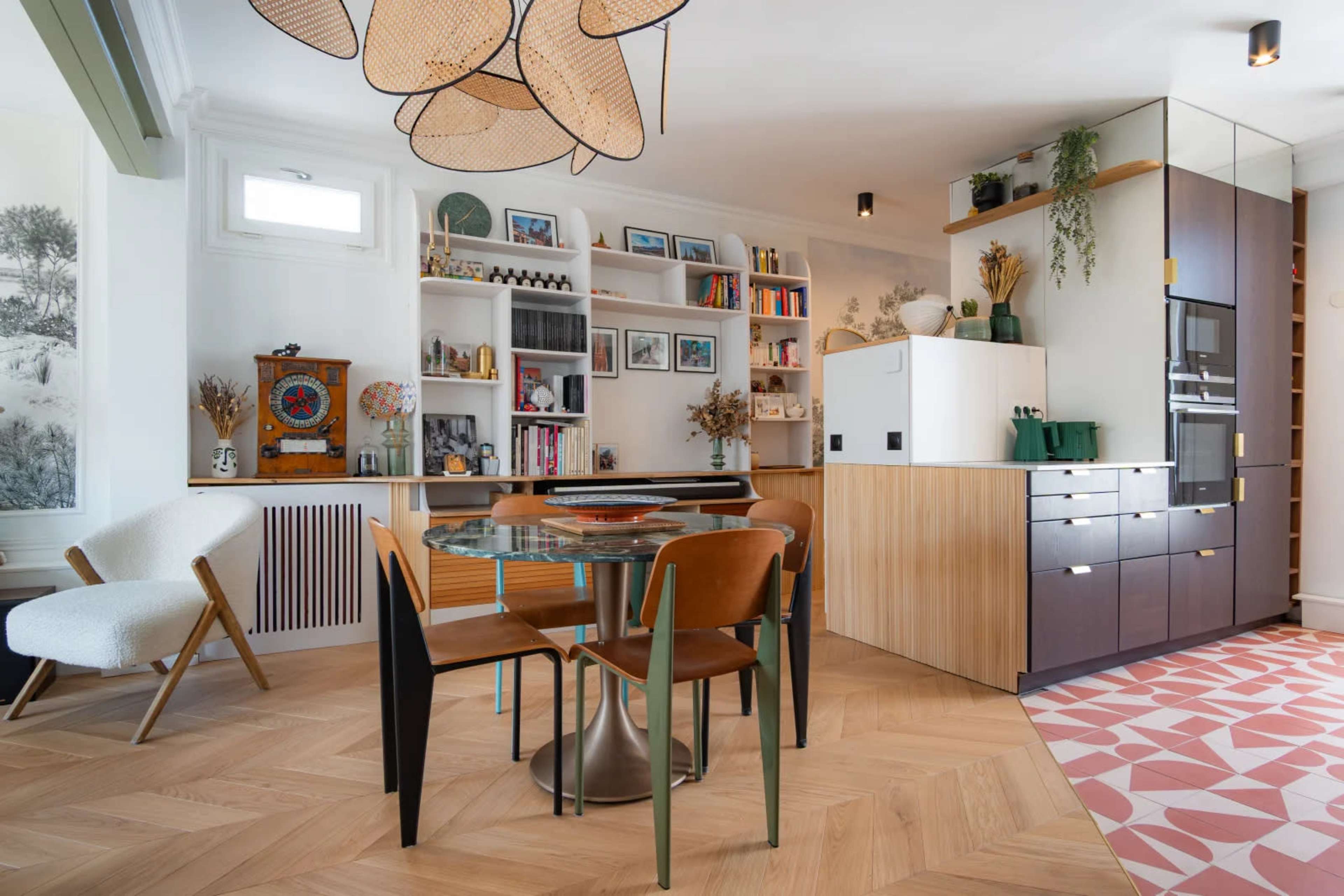 Appartement lumineux tendance avec balcon / parquet / moulure / verrière / belle salle de bain / chambres enfants Image in Saint-Lambert, Paris, 