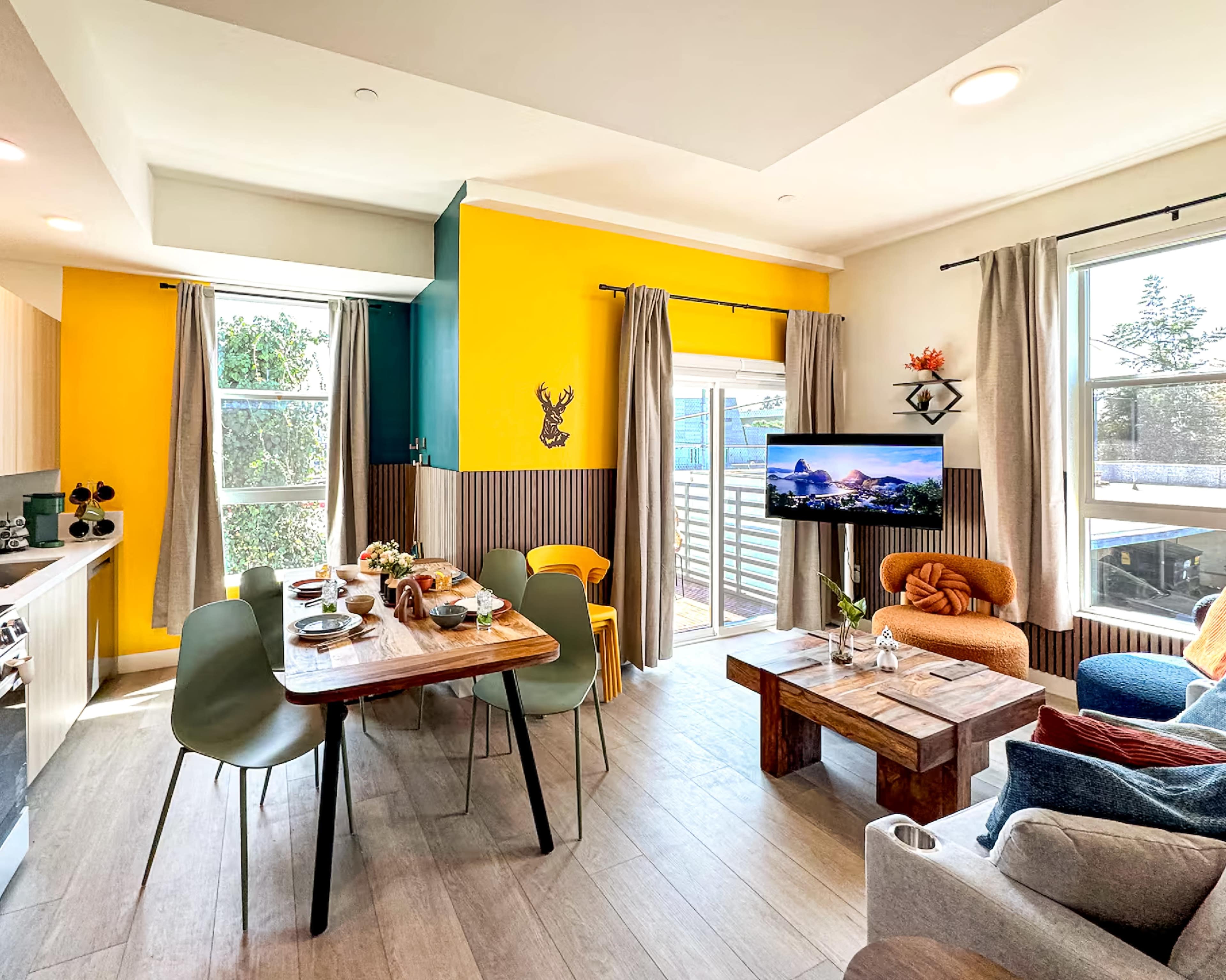 Sophisticated Contemporary Residence with Clean Aesthetic Image in Koreatown, Los Angeles, CA